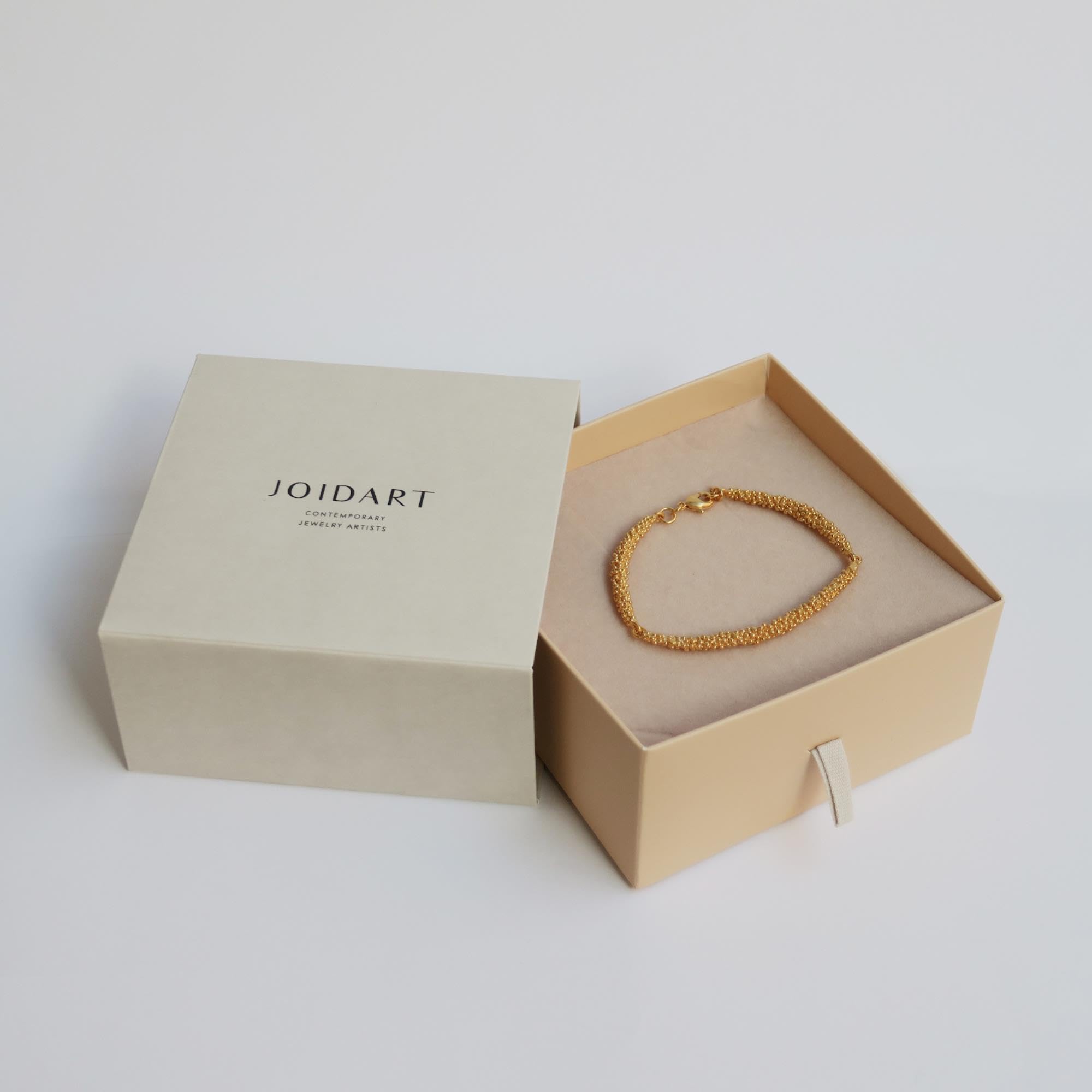 BRACCIALE DORATO STARDUST | Progettato da Joidart | Disegnato da Carme Fàbregas | Collezione Stardust | Bracciale in metallo placcato oro 24k