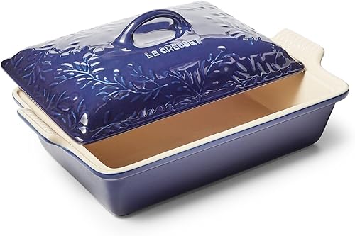 Le Creuset Olive Branch Collection Heritage - Cacerola rectangular cubierta de cerámica, 4 cuartos de galón, índigo con tapa en relieve