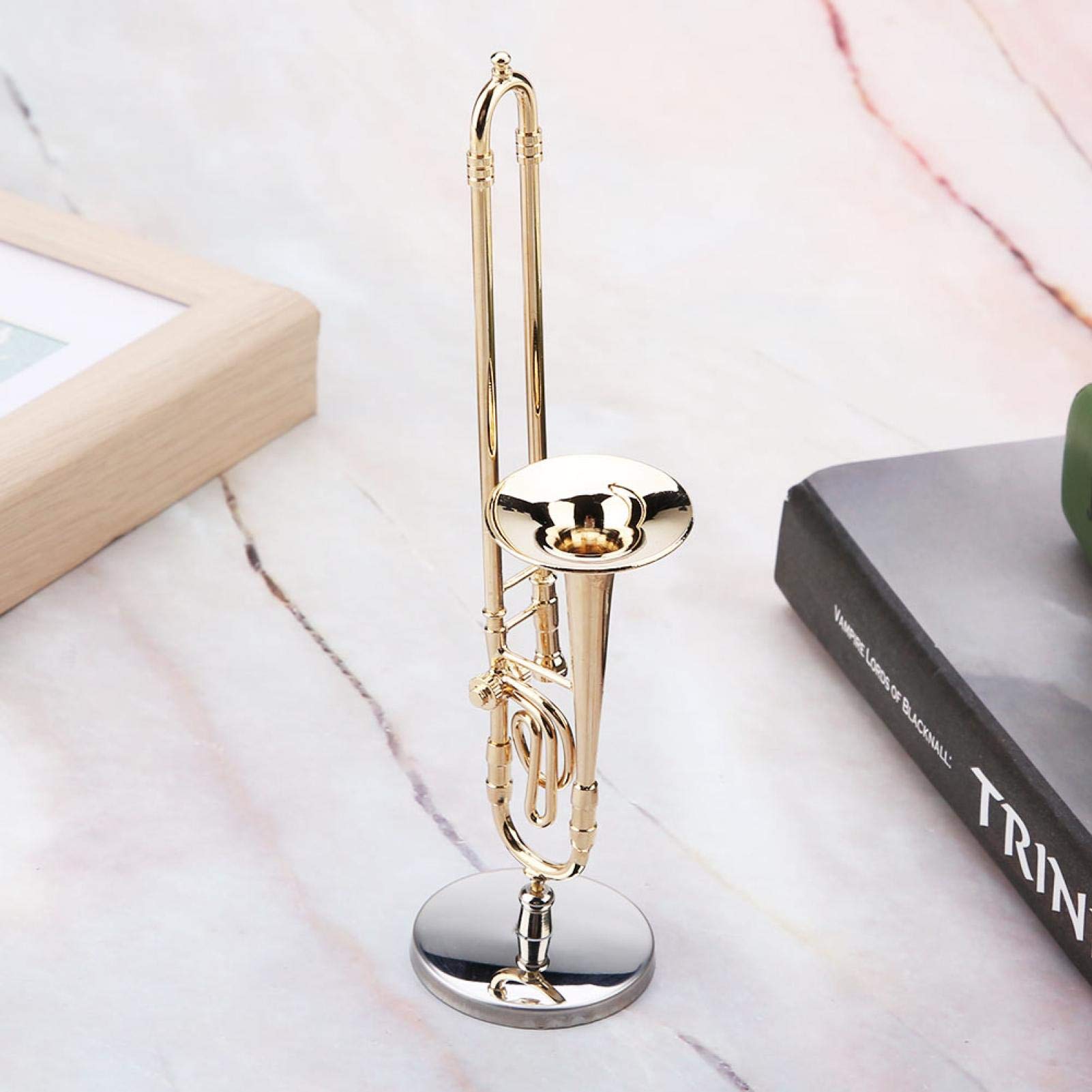 Strumenti in miniatura, modello musicale per Natale e di compleanno, trombone in ottone dorato per accanto al tavolo Libreria da scrivania in sala da musica