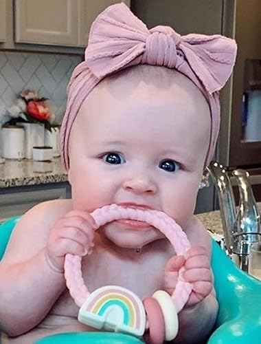 Miniatura 10 de Itzy Ritzy Mordedor de silicona con sonajero cuenta con sonido de sonajero, dos anillos de silicona y textura elevada para calmar las encías a