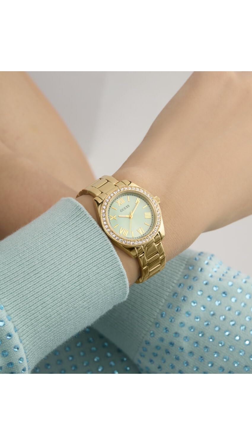 GUESS Damen Armbanduhr MINI Luna mit Zirkonia, goldfarbenes Edelstahlarmband, Mineral Glas, türkisfarbenes Ziffernblatt, 3 Bar, Gehäusedurchmesser: 30 mm, GW0841L5