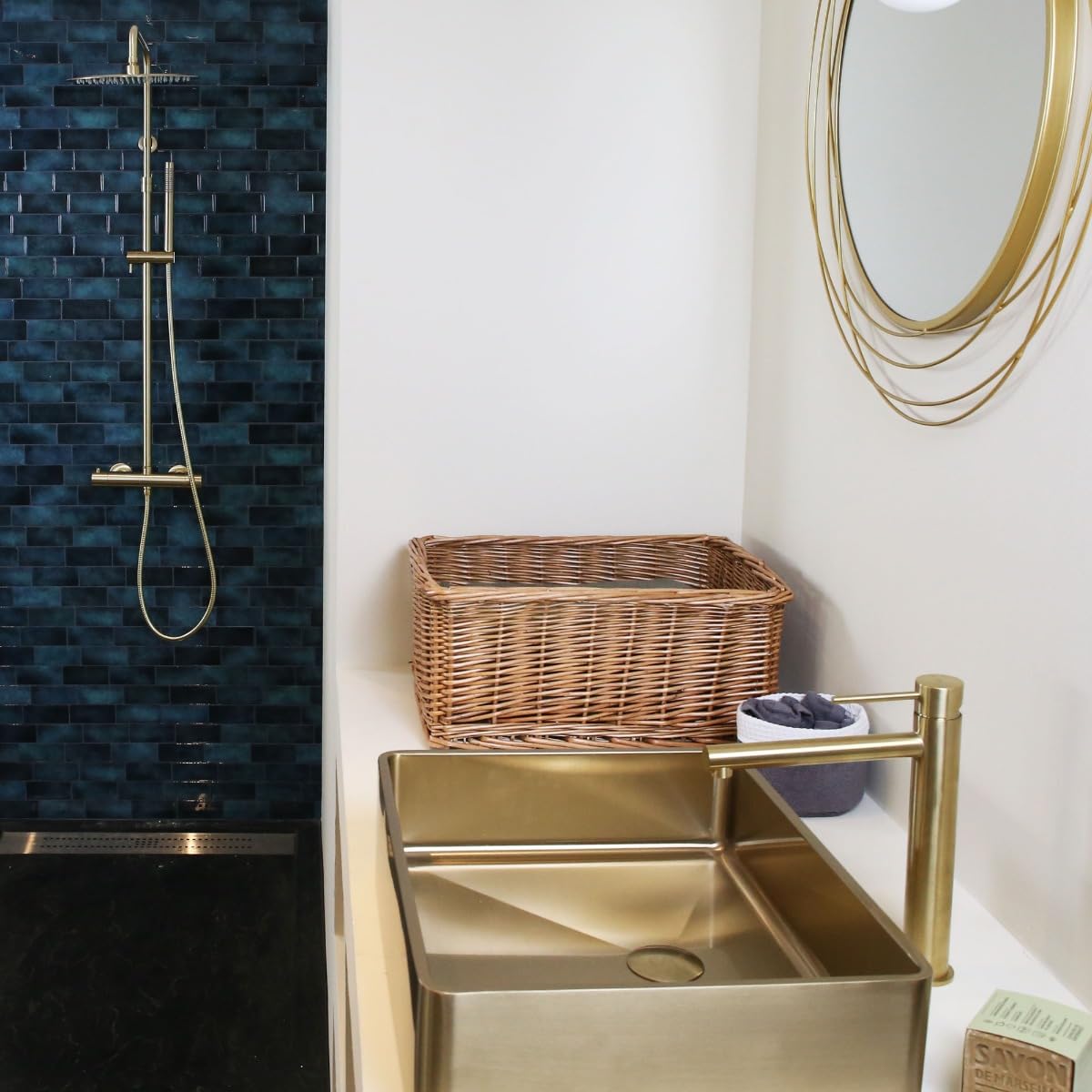 Essebagno Delice II Columna de ducha termostática con cuerpo frío en oro cepillado