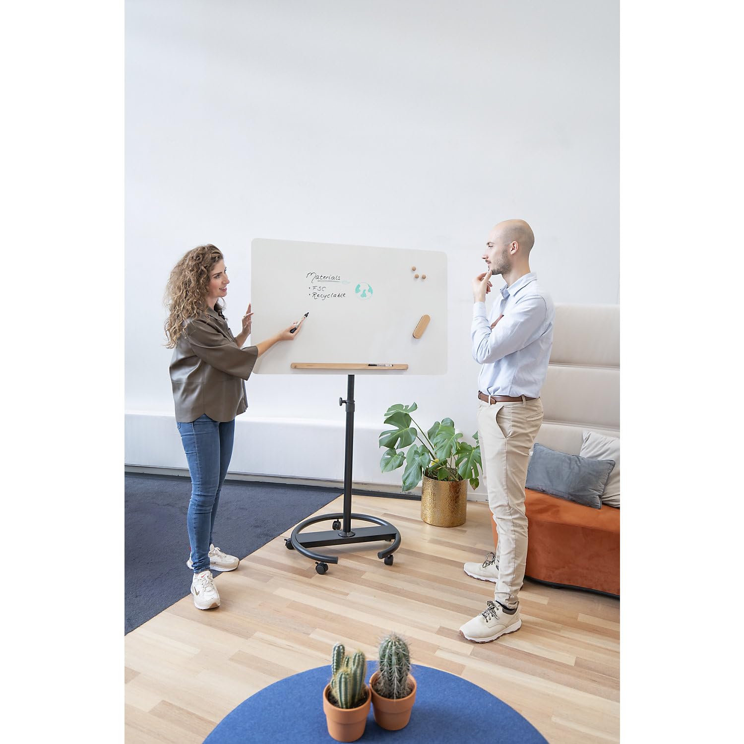 Legamaster SKETCH INFINITE Flipchart – weiß – mobiler Rundfuß – 2in1 Whiteboard & Papiertafel – rahmenlos, magnetisch – Präsentationstafel für Büro, Meetings und Workshops | Stahl, emailliert, Rundfuß mit Rollen