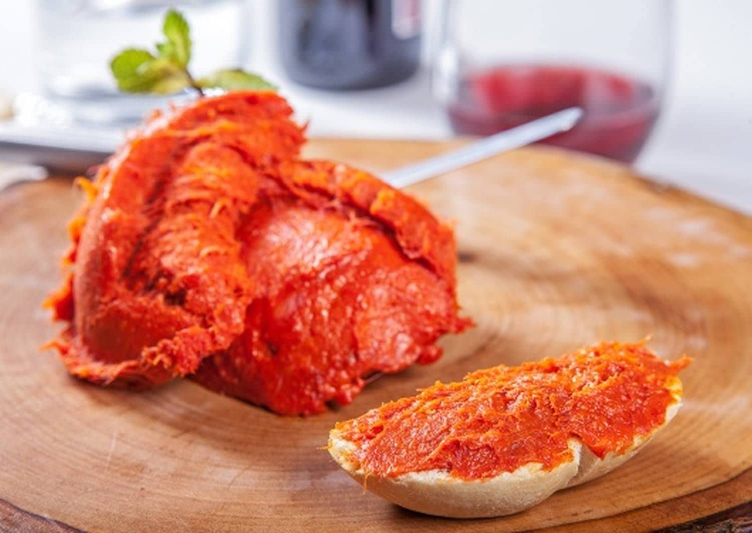 Sobrasada artesanal "LA CUEVA", IGP. Mallorca, lote de 2 piezas de 800 gramos a 1 kg cada una, de cerdo Negro Mallorquín.