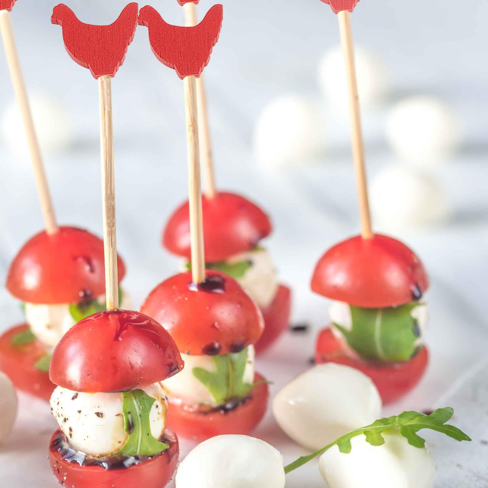 BambooMN Lot de 300 brochettes décoratives en bambou avec extrémité en coq rouge pour les événements traiteurs, les vacances, les restaurants ou les buffets - 11,9 cm