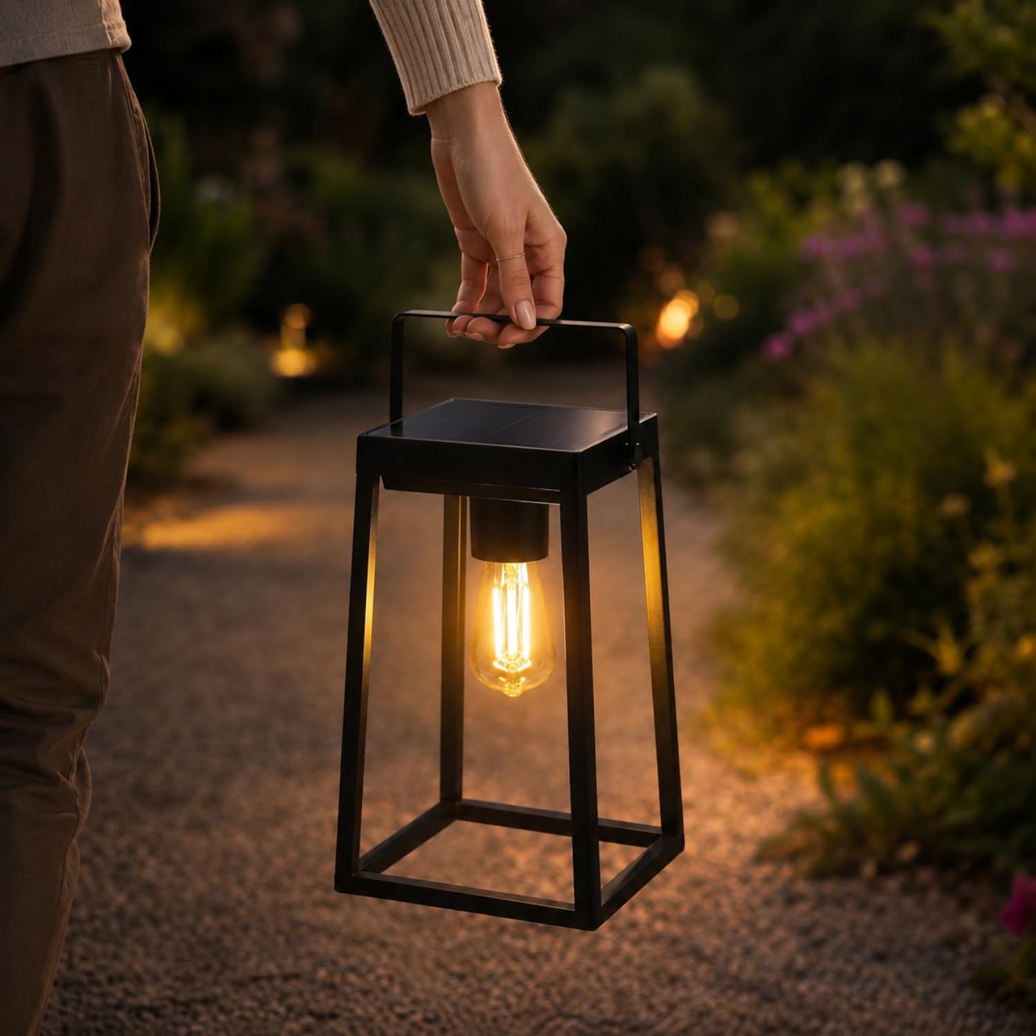 Auraglow Lanterna da Giardino Solare e USB con Lampadina Filamento Vintage | Lampada da tavolo senza fili, batteria 48 ore, opzione crepuscolare, alluminio nero opaco, bagliore LED retrò
