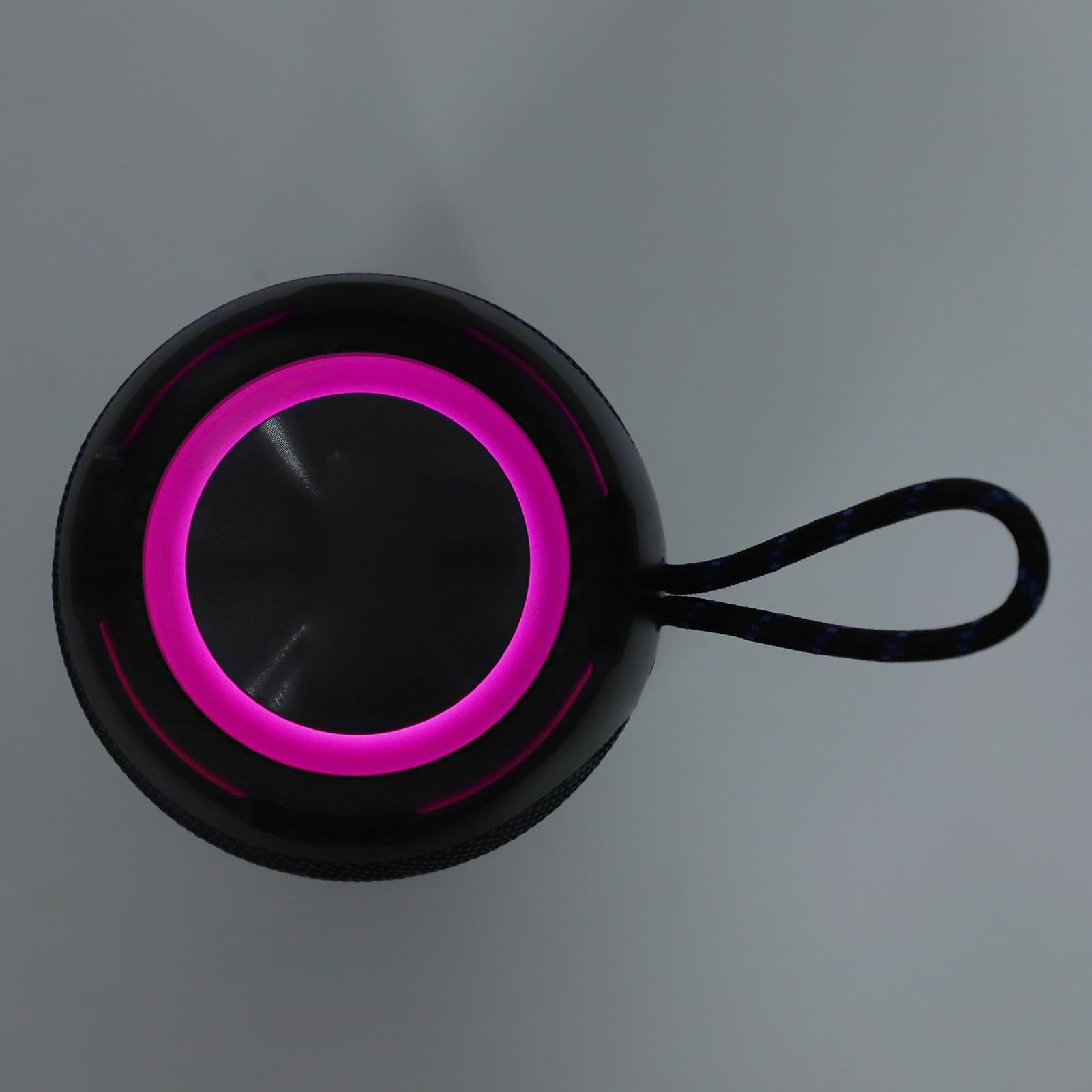 Cassa acustica con grado di protezione IPX7, subwoofer attivo da 5200 mAh, realizzata in ABS siliconico, dimensioni 130 x 130 x 105 mm.