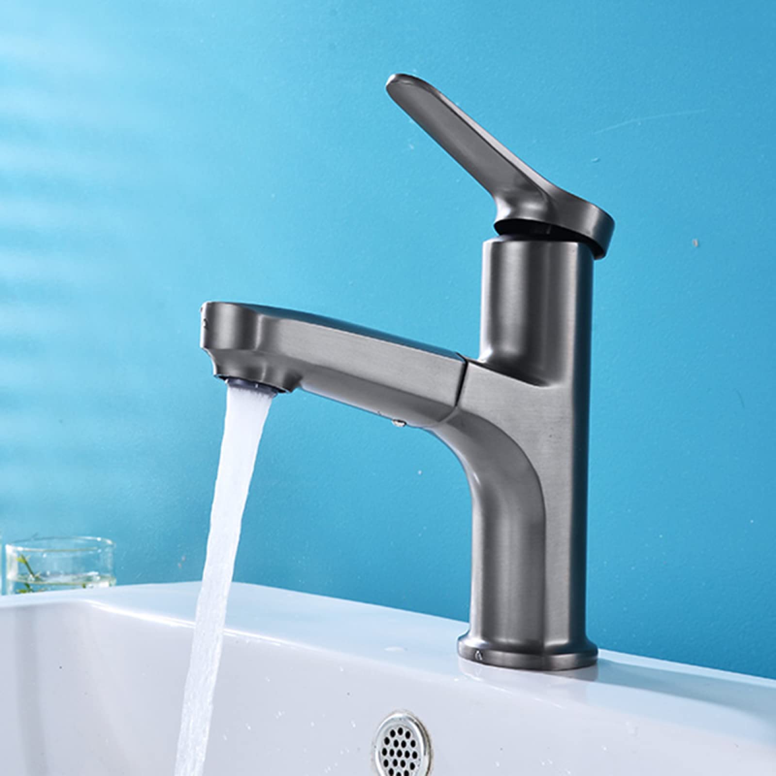 Robinet de salle de bain gris pistolet pour simplifier vos soins matinaux