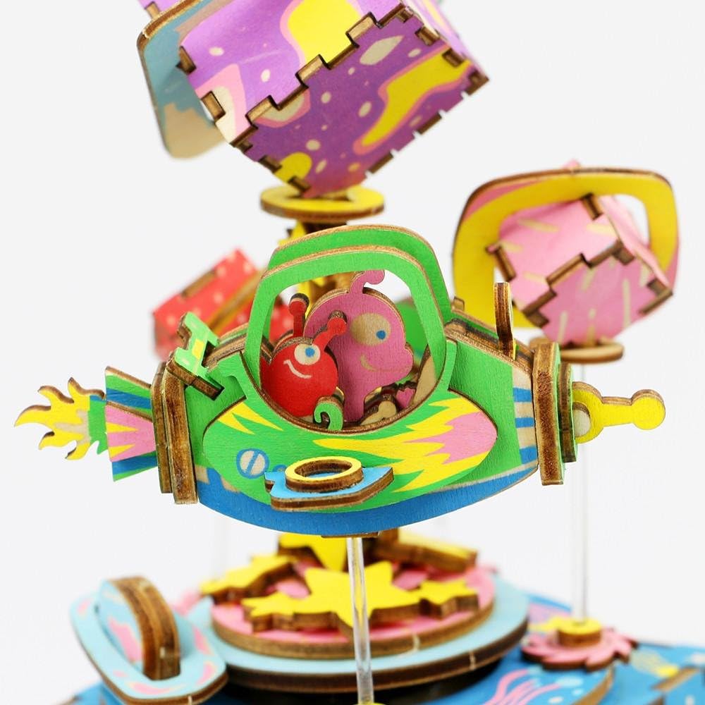 Close-up of Robotime AM403 Music Box figures