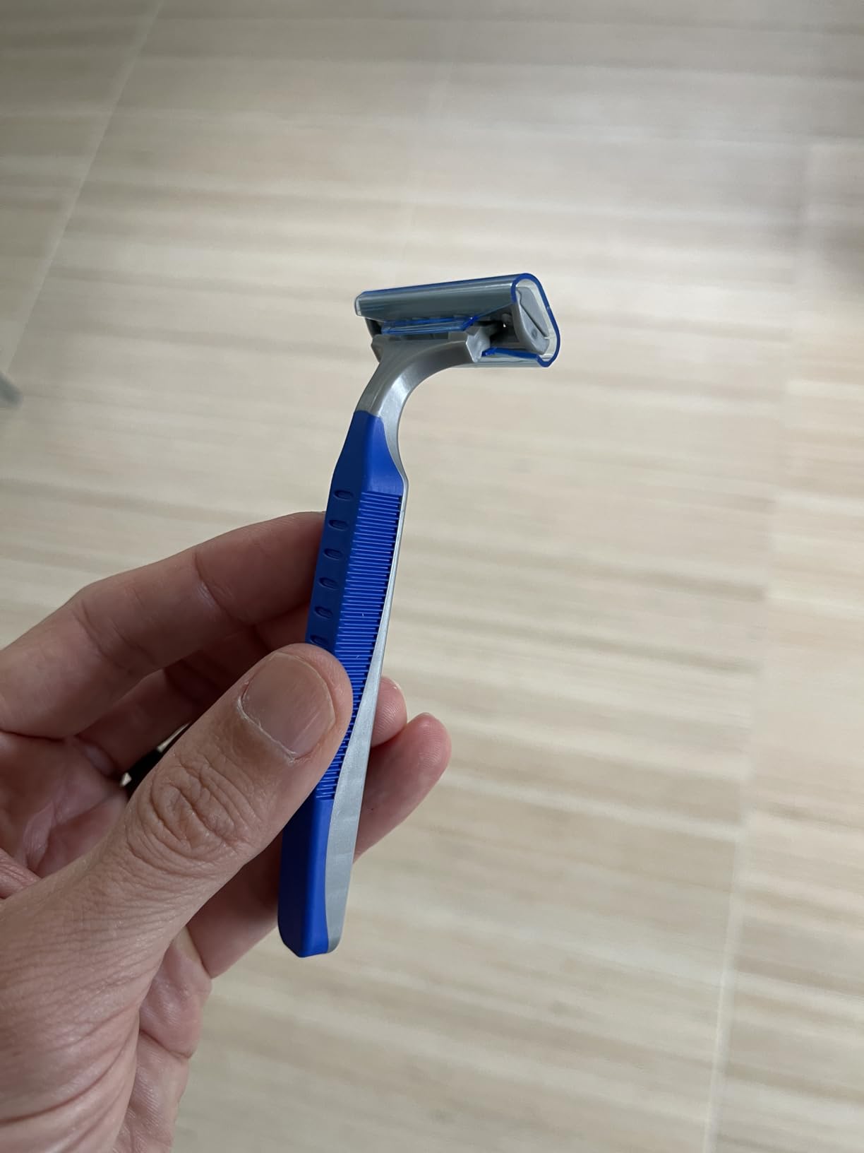 Amazon Basics Twin Blade Pivoting Disposable Razors with Rubber Grip for Great Grip When Wet, Travel-Friendly, 32 Count, 1-Pack (Previously Solimo)