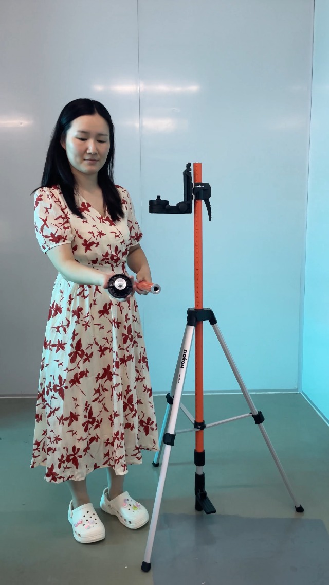 Amazon | DOVOH 伸縮式レーザーレベルポール レーザー墨出し器 三脚+