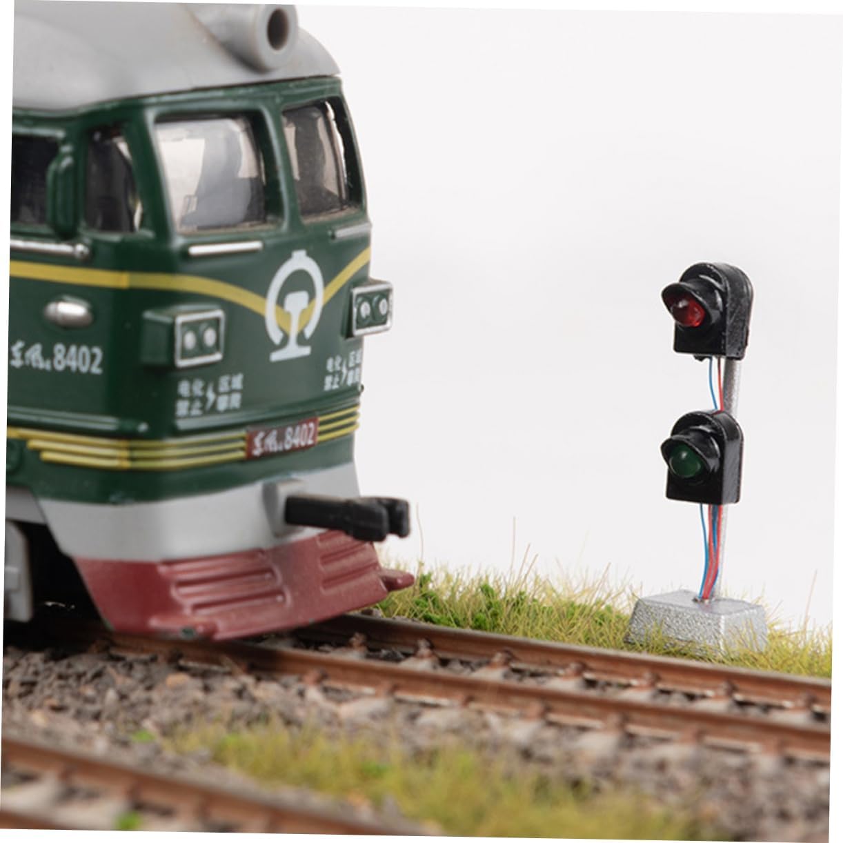 DOITOOL 2pcs Accessories Road Signal Light Model for Table Layout Realistic Miniature Decor