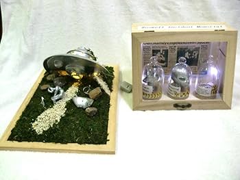 UFOジオラマ シリーズ　墜落したUFO　（小型） Amazon.co.jp: ロズウェルUFO墜落現場のジオラマとエイリアンの