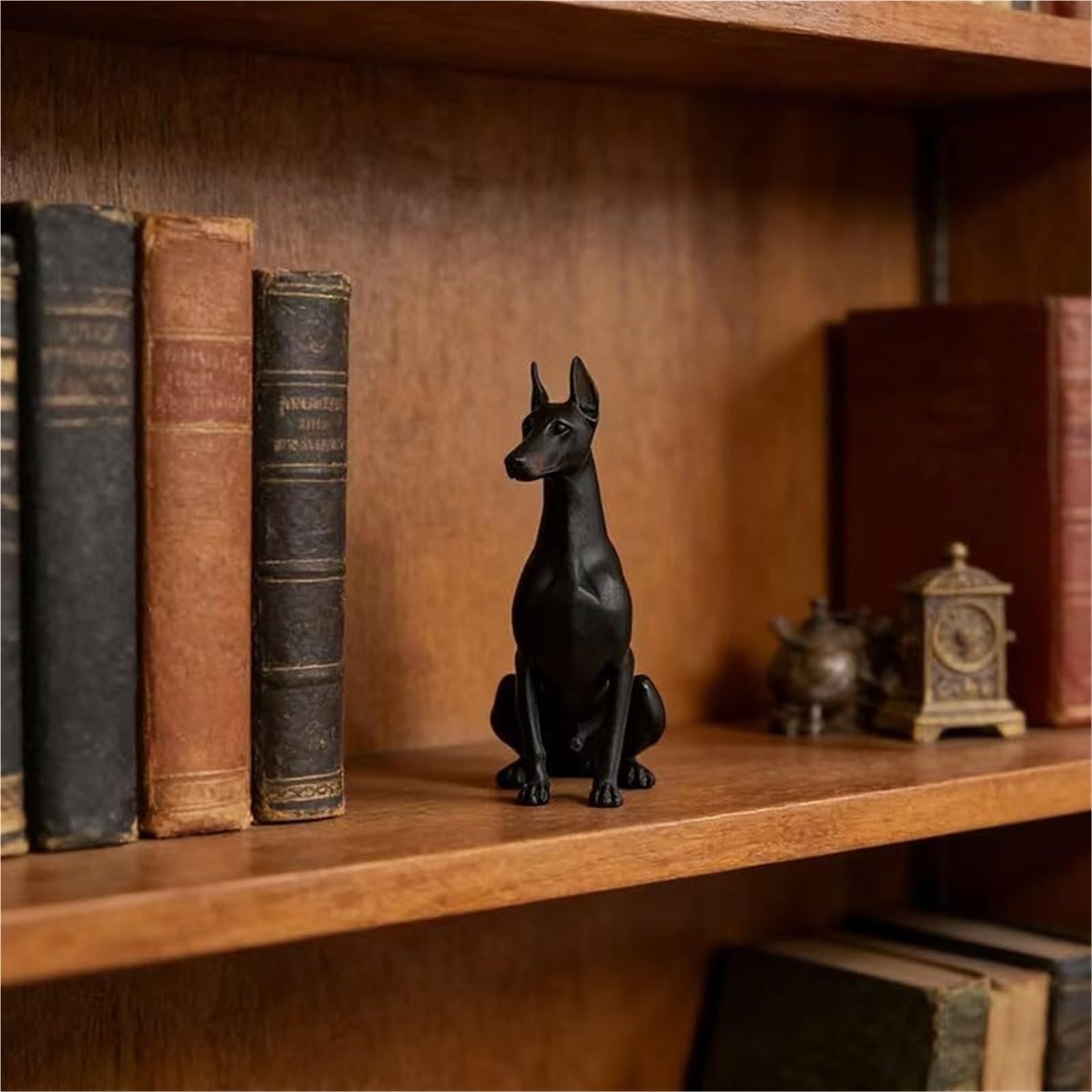 Dekoracja biurka dekoracyjna figurka psa dobermana z żywicy czarna pozycja siedząca dekoracja domu akcent Esculturas y Accesorios Decorativos