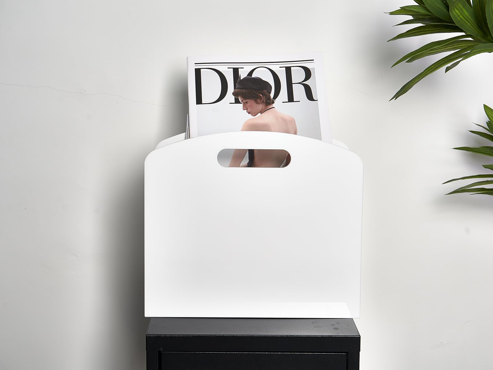 Meicloud Witte tijdschriftenhouder - acryl tijdschriftenrek vloer, krantenstandaard met handgrepen, moderne Lucite Magazine en boekenmand box voor badkamer, slaapkamer, woonkamer