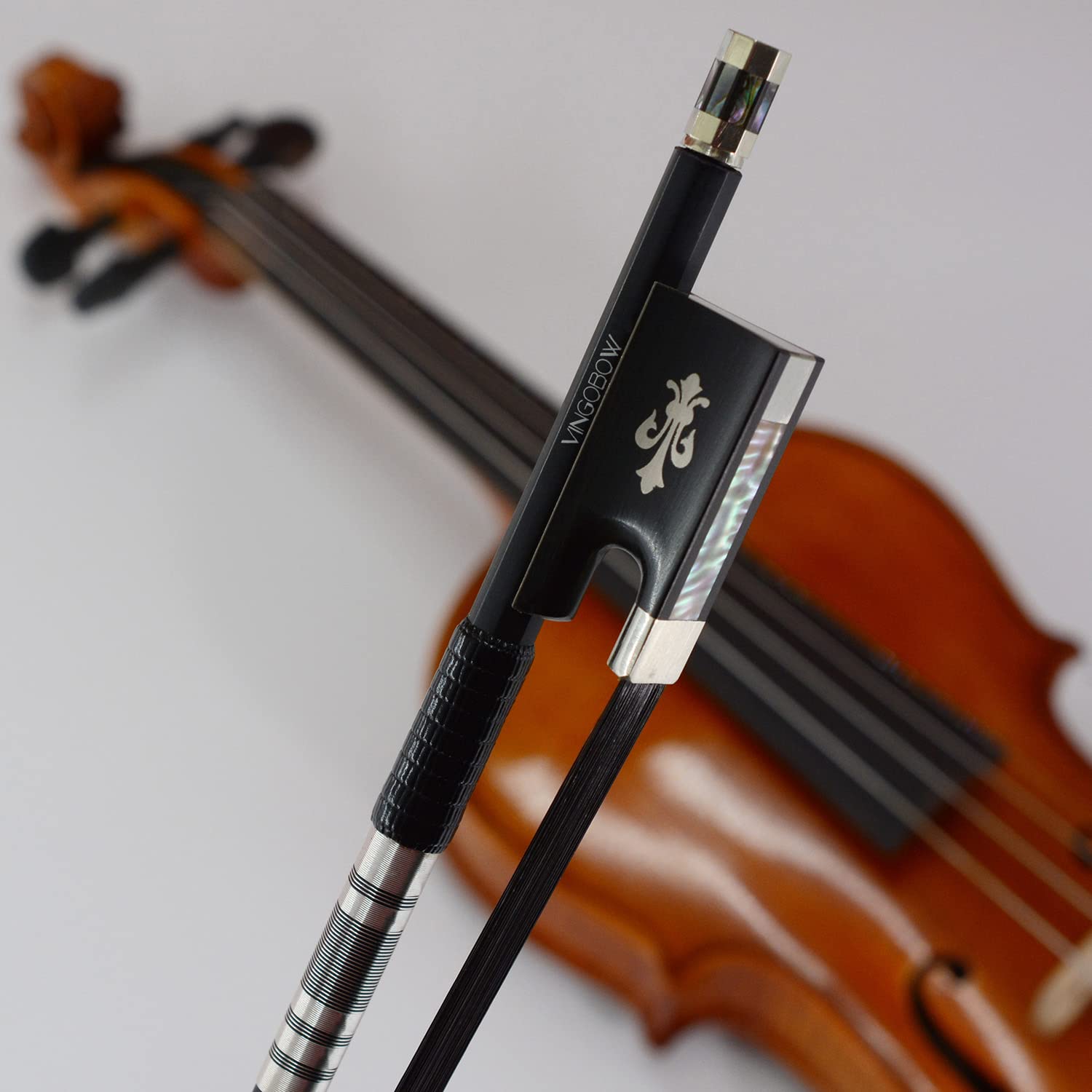 4/4 Kohlefaser-Violinenbogen, schwarzes Rosshaar, handgefertigter Geigenbogen, gut ausbalanciert mit Ebenholz-Fleur-de-Lis Frosch für alle Fähigkeitsstufen
