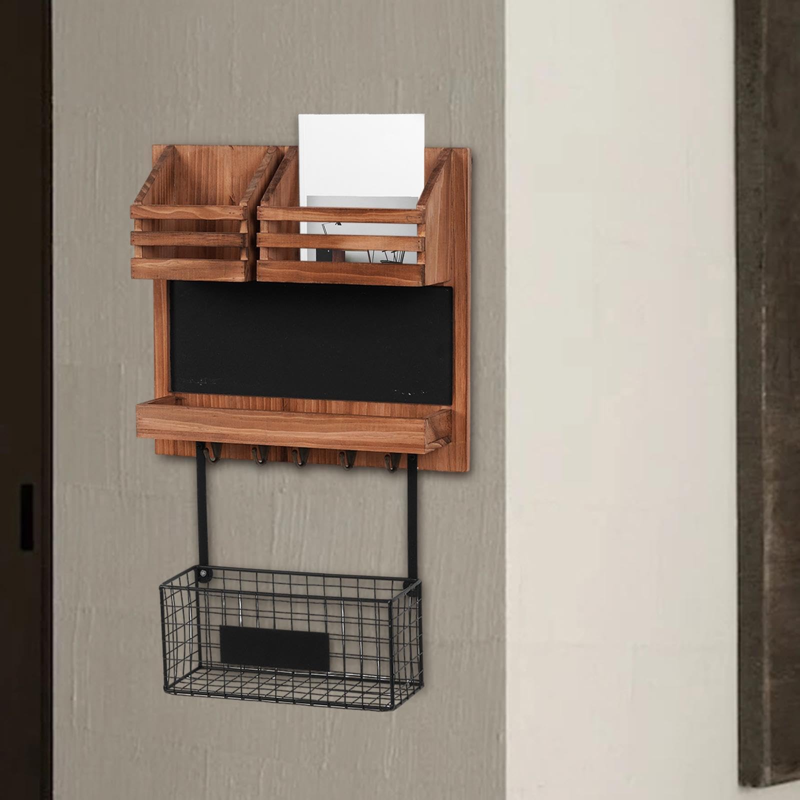 Wandmontierter Brief und Schlüsselhalter mit Aufbewahrungskorb im rustikalen Landhausstil. Robuste Holzkonstruktion, die jedem einen Hauch von Eleganz verleiht. Briefablage mit