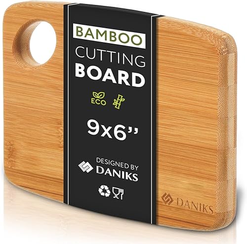 Daniks Tabla de cortar de bambú de 9 x 6 pulgadas (pequeña), extra gruesa y resistente, con orificio para colgar, previamente engrasada, respetuosa