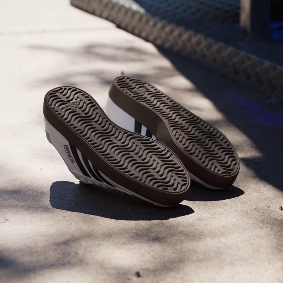 Besuche den adidas- adidas Women's VL Court 3.0 Schuh in use