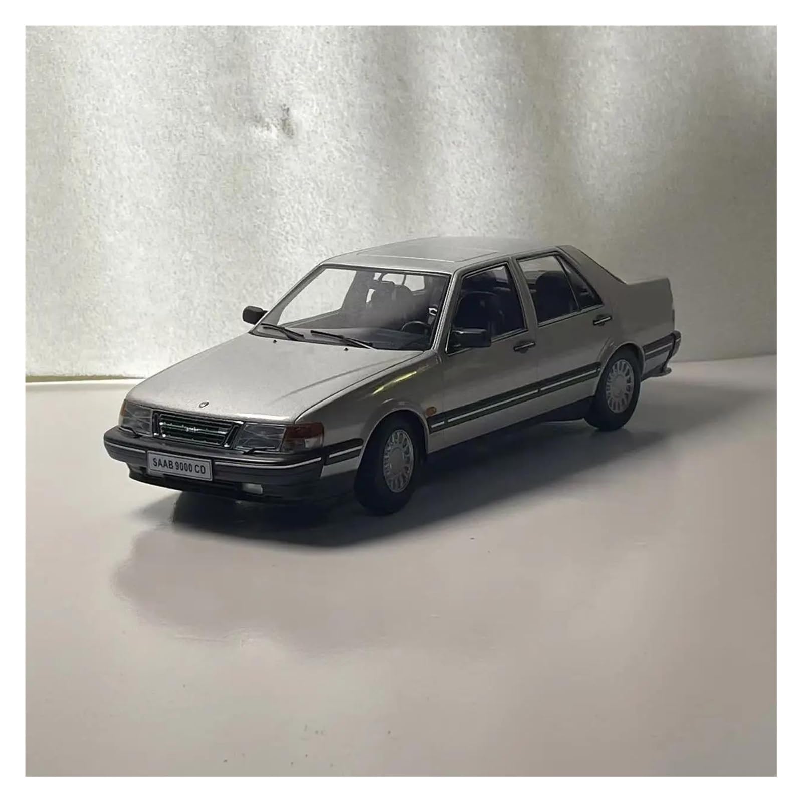 Auto Classica In Lega 1/18 Per SAAB 9000 CD 1988 Berlina A Quattro Porte Modello Di Auto D'epoca Pressofuso Da Collezione Argento Decorativi Da Collezione