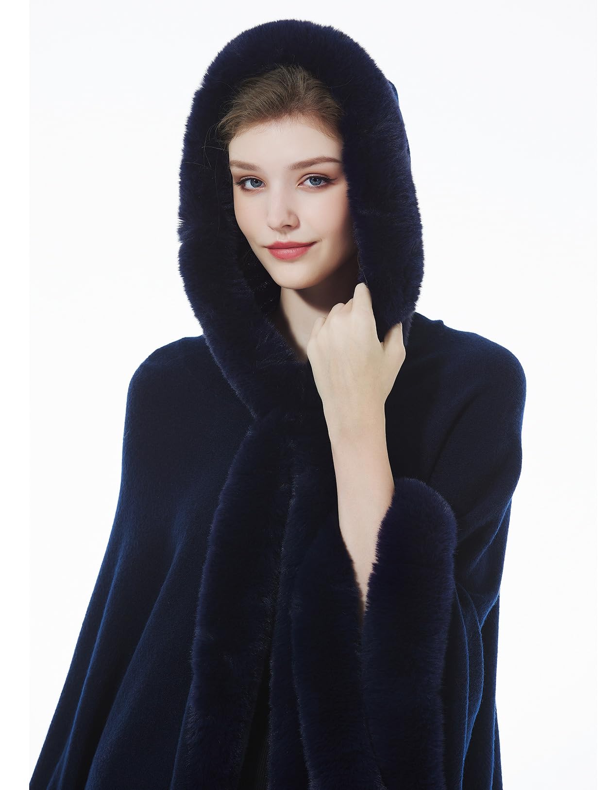 BEAUTELICATE Tricoté Poncho Femme Cape Manteau à Capuche Chaude Châle Étole En Fausse Fourrure Pour Automne Hiver Mariage Soirée Gala Mariée Demoiselle d'honneur S96