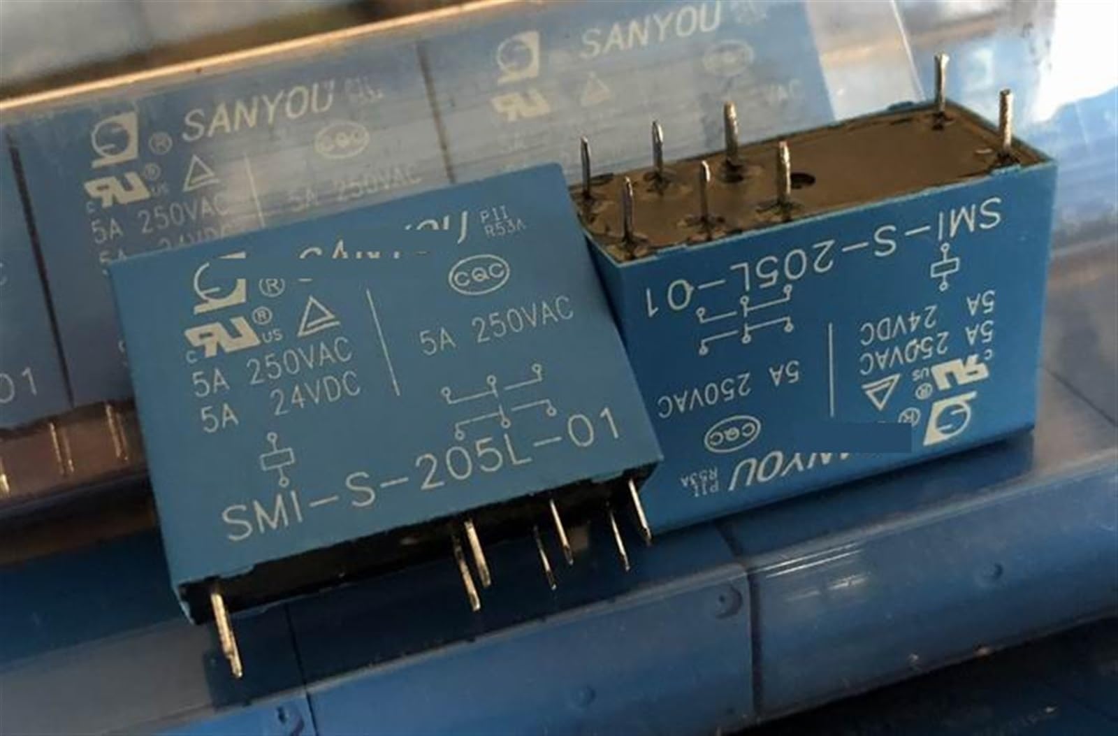Relais 5V SMI-S-205L-01 pour réparer une carte électronique en panne