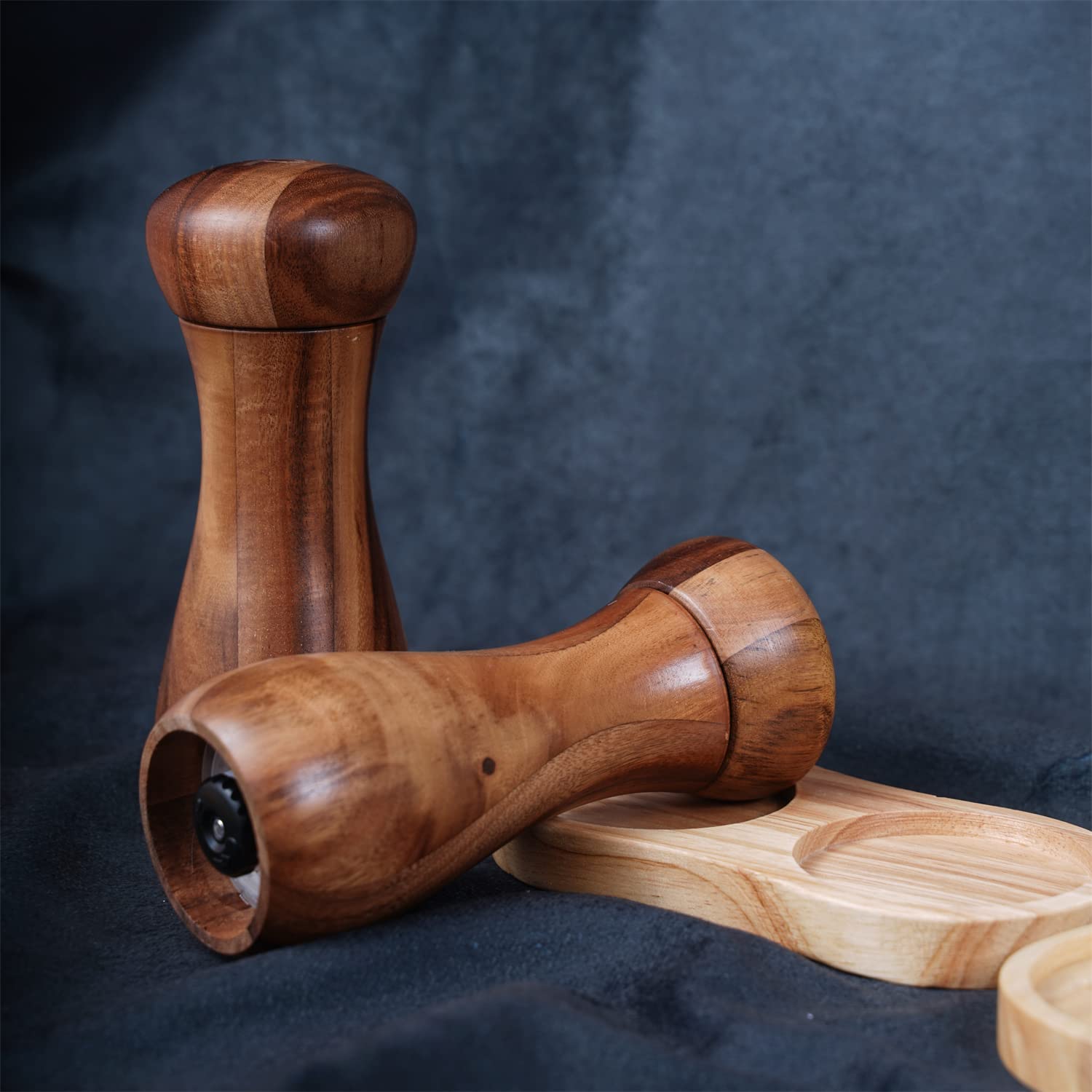 Set Macina Sale e Pepe con Vassoio per Macinino, Set di 2 Macina Sale e Pepe con Macinino in Ceramica Legno di Acacia, Altezza 15,5 cm, Diametro 6 cm