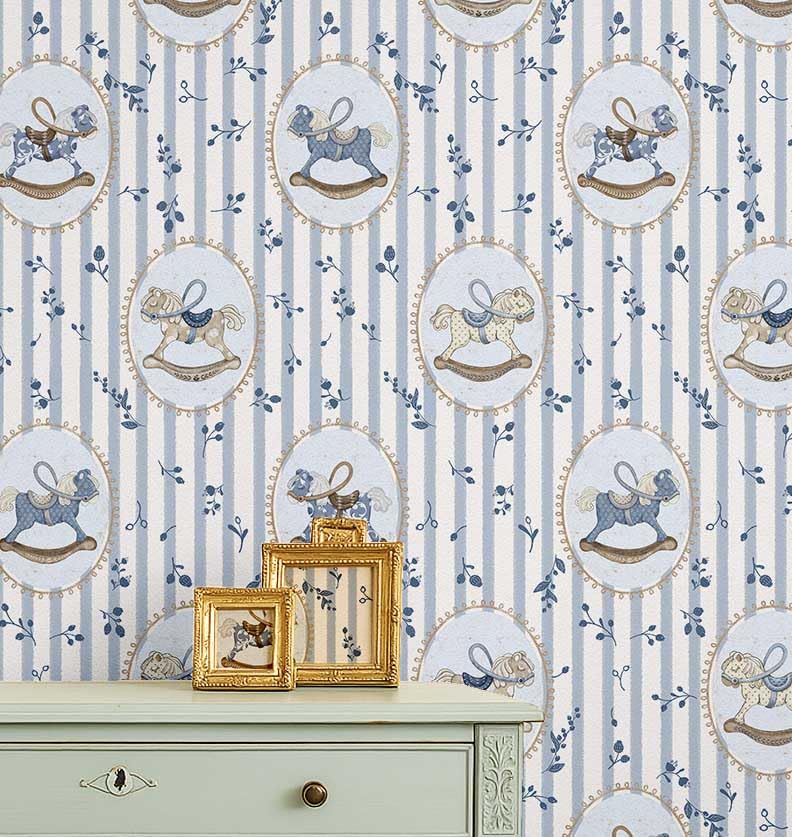 Papier peint enfant motif cheval à bascule bleu, idéal pour une salle de jeux douce et joyeuse