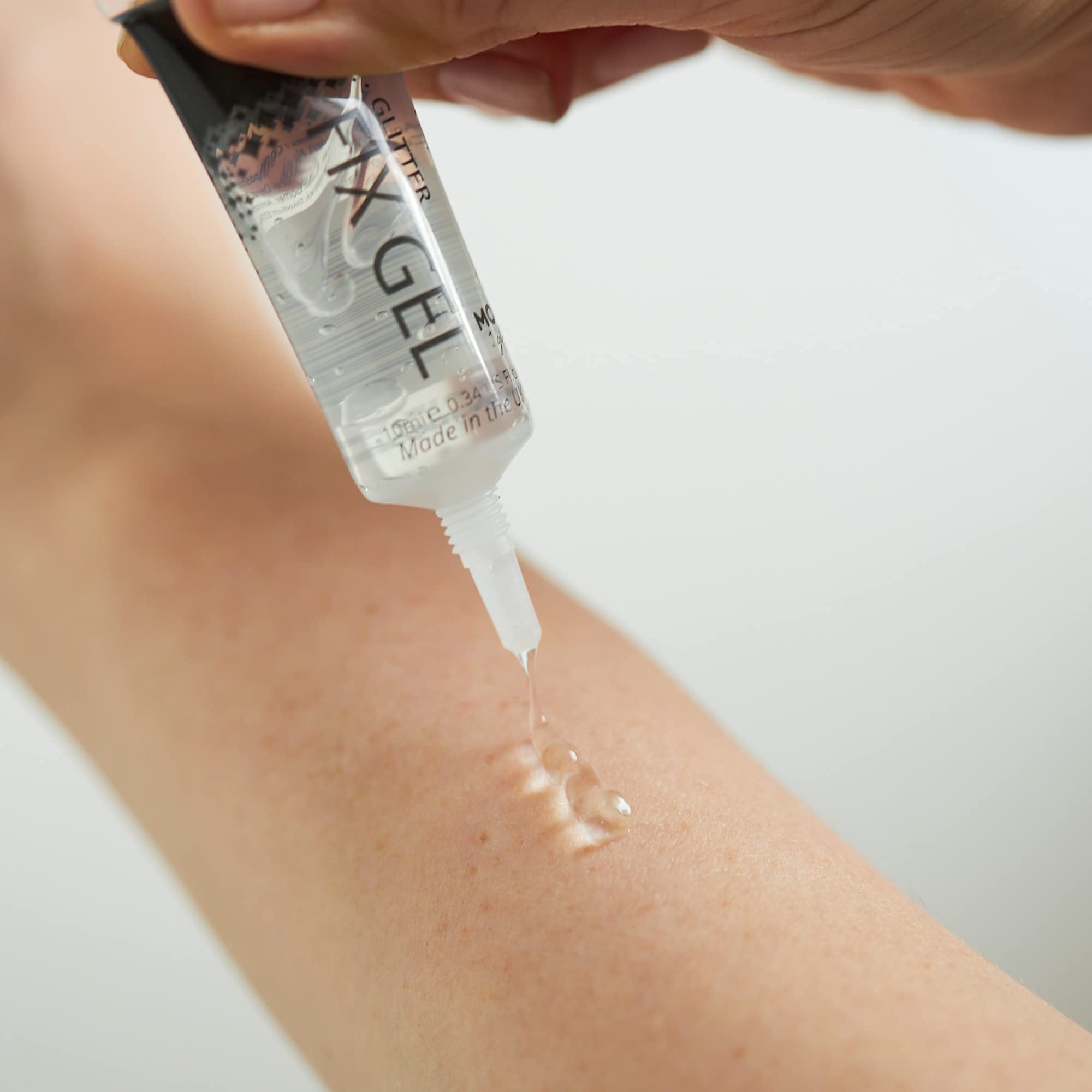Image secondaire de Glitter Fix Gel par Moon Glow - adhésif cosmétique paillettes pour le visage et le corps. Pour les paillettes fines, Chunky, hol