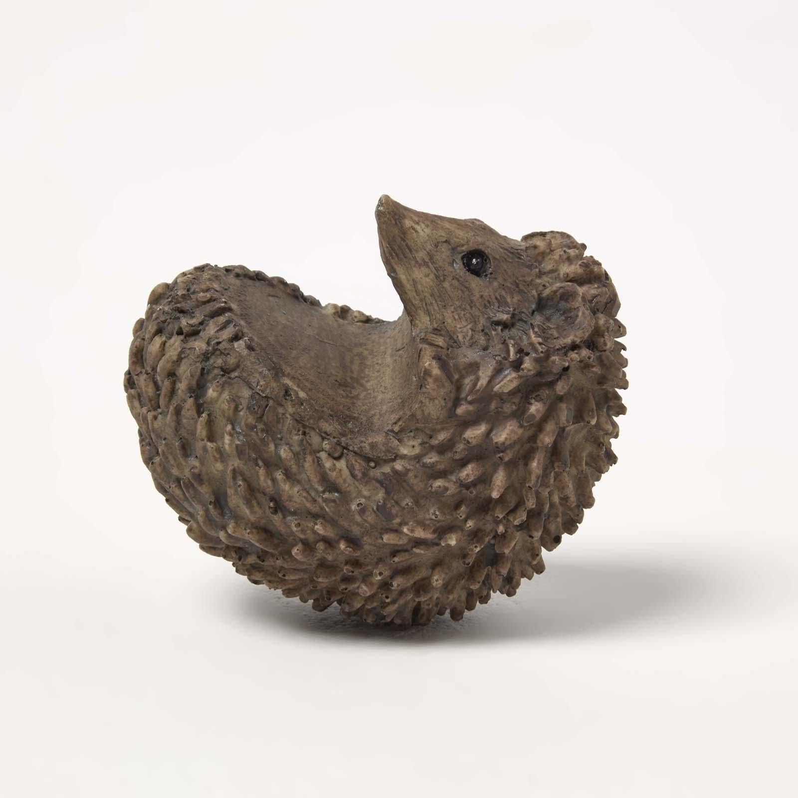 HOMESCAPES Hedgehog Pot Hanger Figurine - Adorable Animal Ornament for Outdoor Decor, Hanging Garden Decoration for Plant Pots - Unique Decor