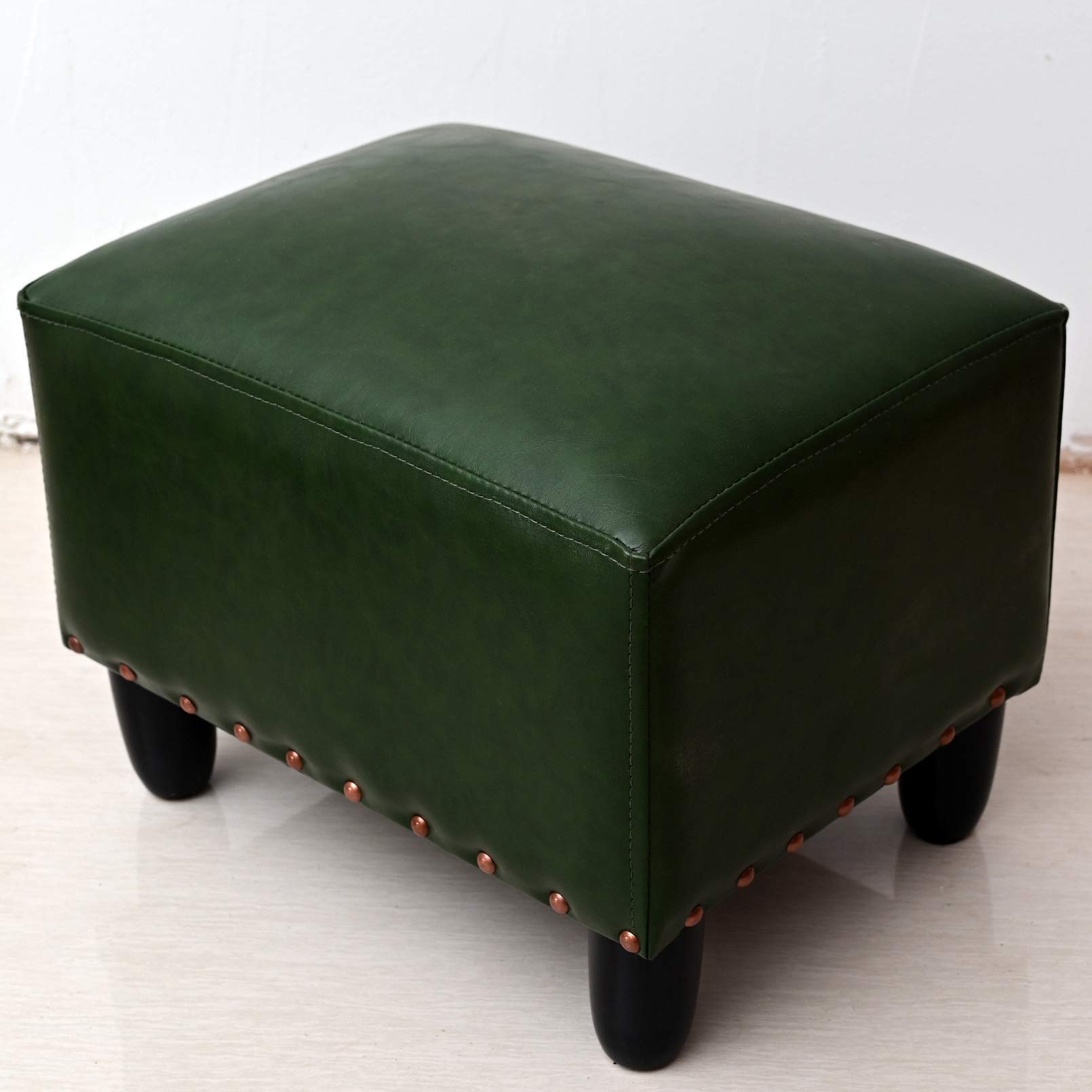 Pouf repose-pieds en cuir vert avec finitions rivets et bois massif
