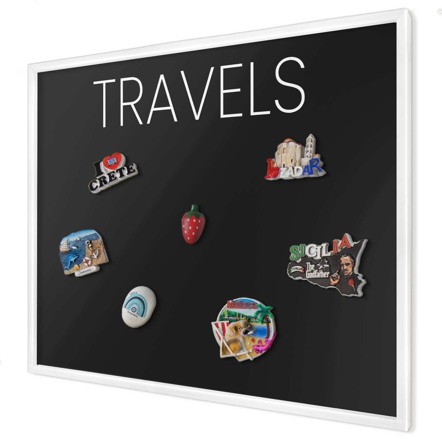 Tablero Imantado 80x60 cm | con Marco Blanco | Travels | Montaje Fácil | Pizarra Magnética | Para Souvenirs de Viaje | Para Imanes Turísticos, Fotos Polaroid y Postales | Para Cocina