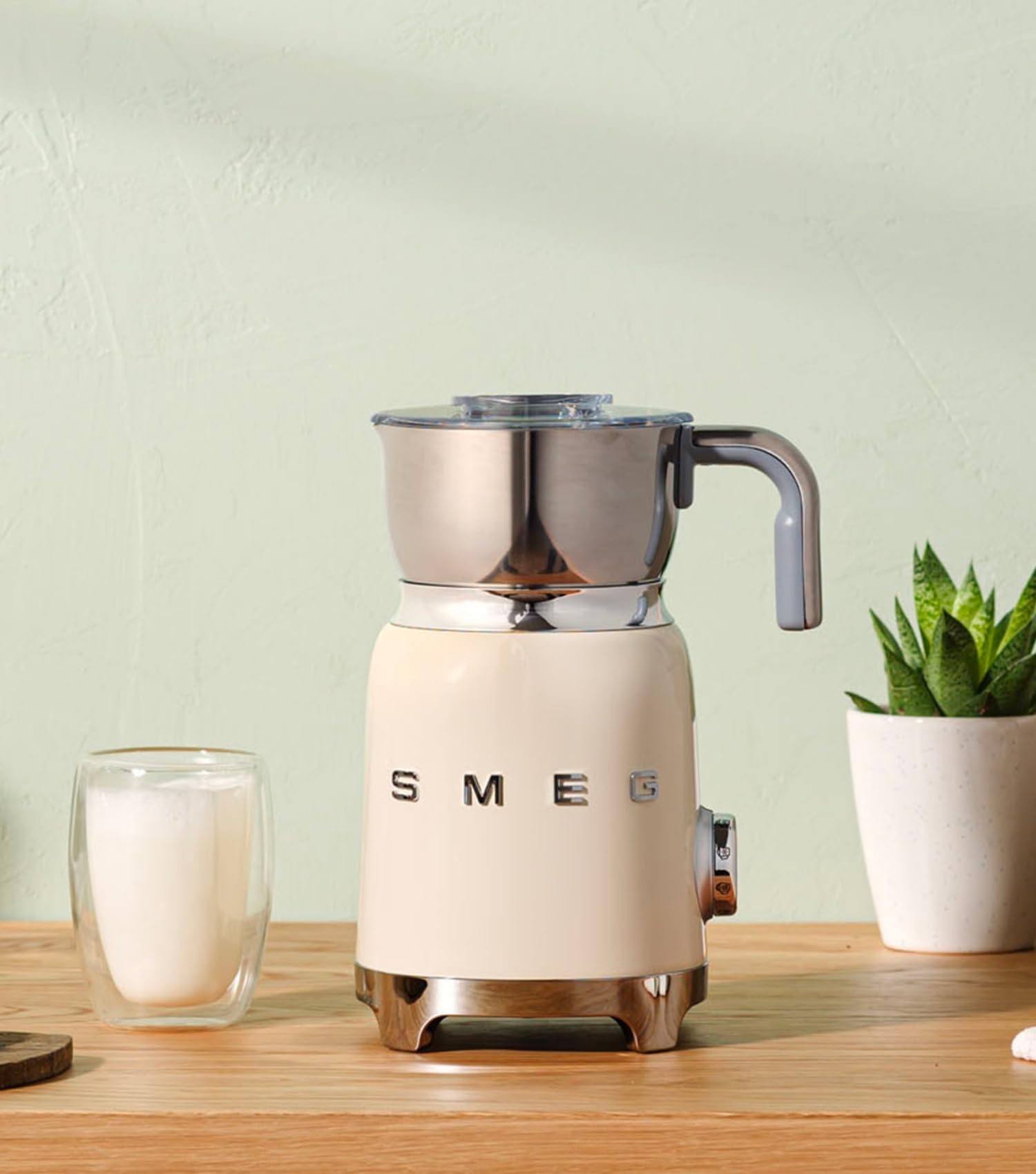Smeg, Mousseur à Lait Multifonction MFF11CREU, avec Système à Induction, 6 Programmes Prédéfinis, une Fonction Manuelle, Carafe Amovible 600 ml, Bouchon Doseur, Range Cordon Intégré, 500 W, Crème