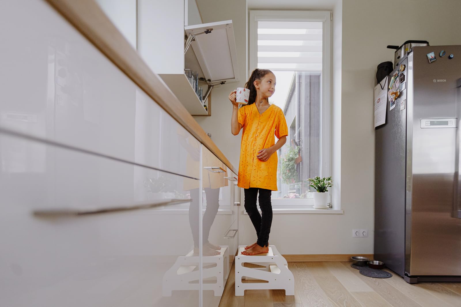 Weco Tritthocker mit 2 Stufen Streifendesign Holzhocker für Kinder Kindertreppchen Schemel Kindermöbel für Bad Küche Kinderzimmer ab 2 Jahre Toilettenhocker Hocker Holz Kinderzimmer Möbel (Weiß)