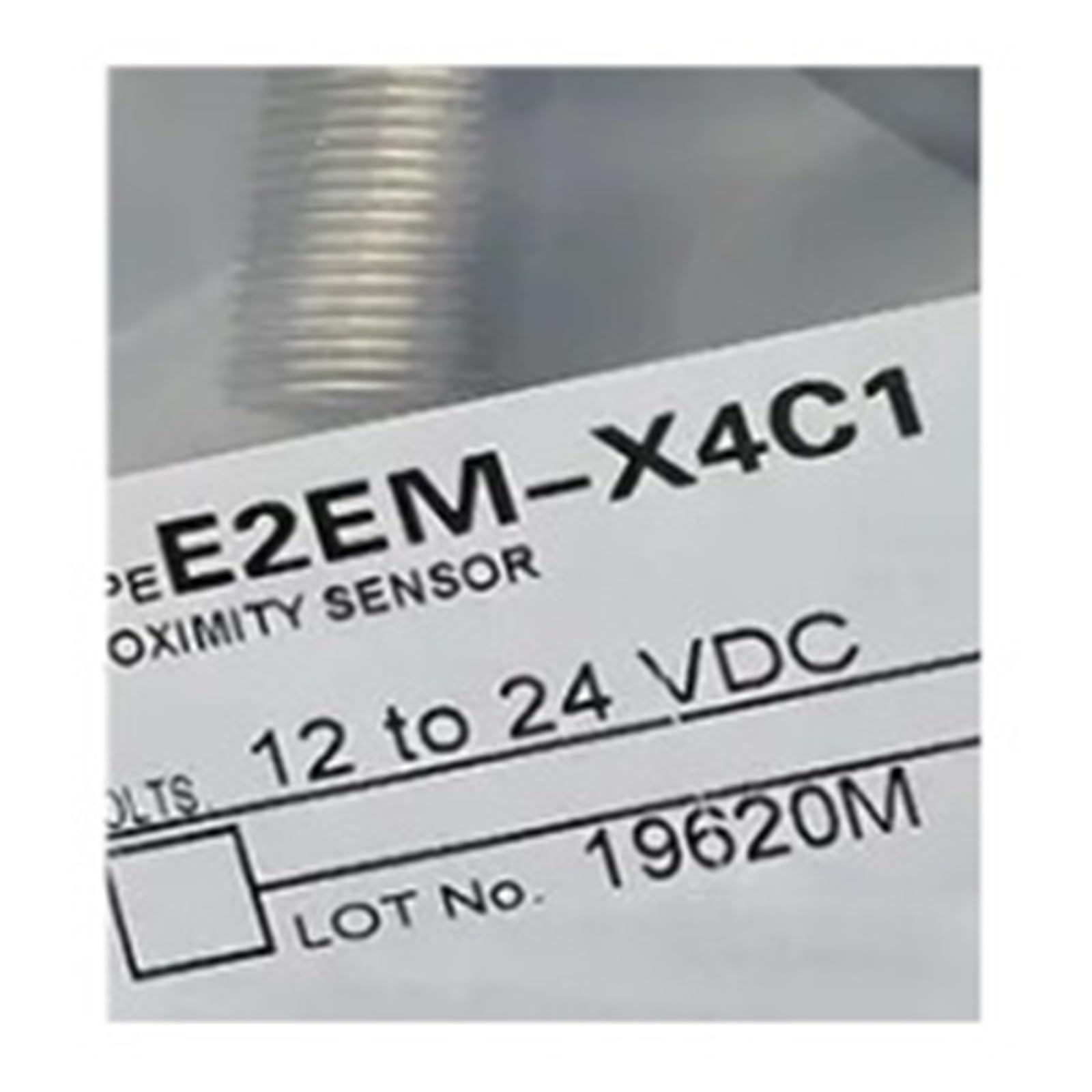 Capteur E2EM-X4C1 étanche à haute sensibilité pour détection métallique précise