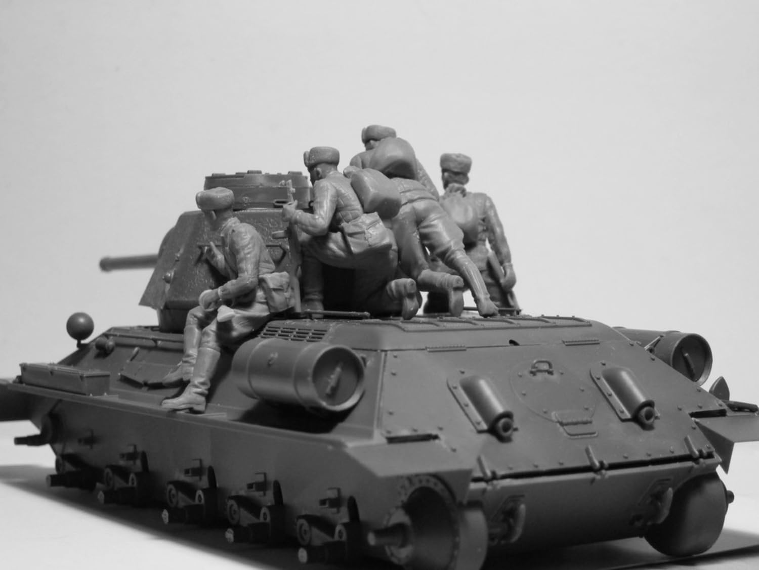 プラモデル戦車完成品1/35ソビエト軍T34 Amazon.co.jp: ICM 1/35 ソビエト陸軍 T-34/76 戦車搭乗歩兵4体
