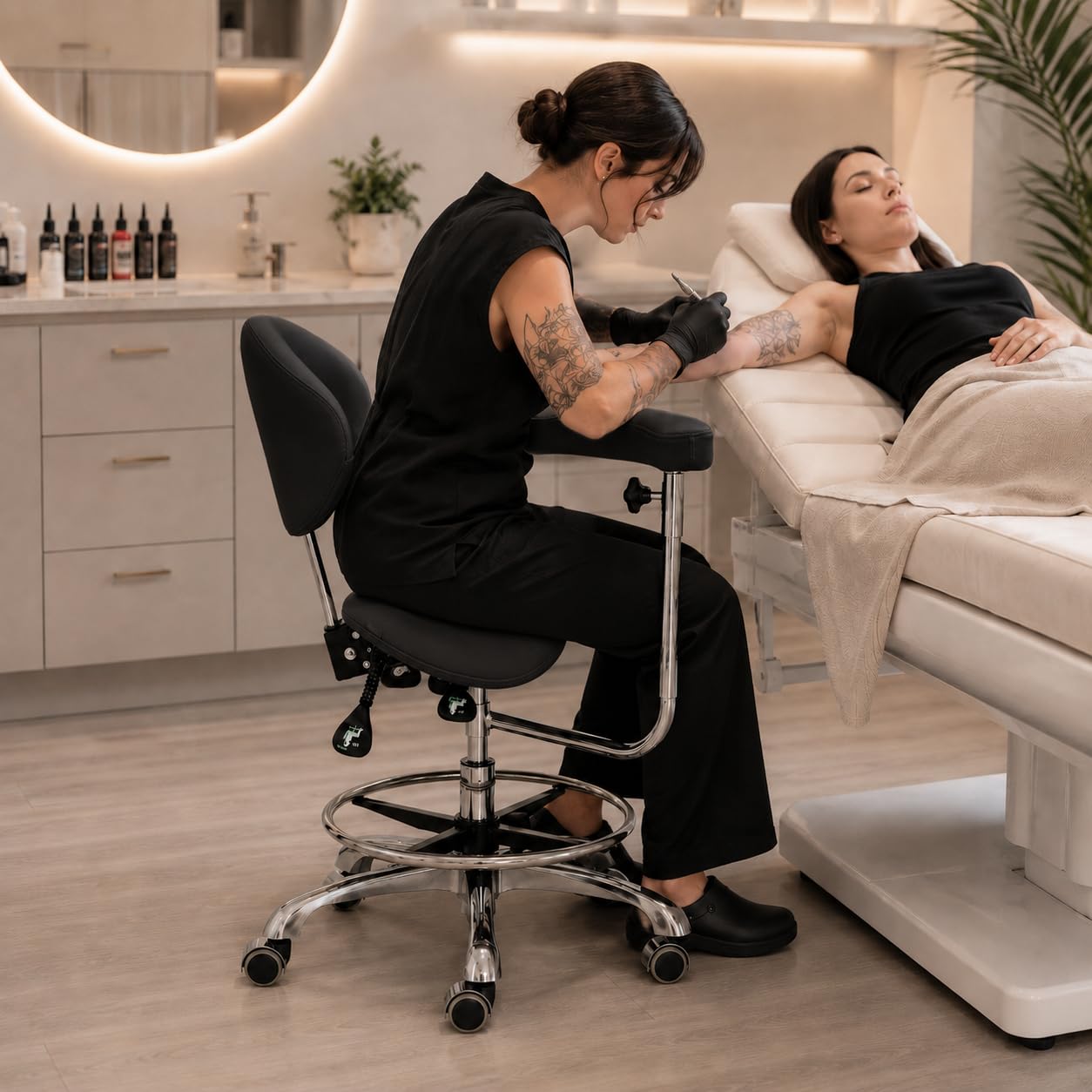 Taboret kosmetyczny fryzjerski siodło z oparciem krzesło hoker SPA mobilny