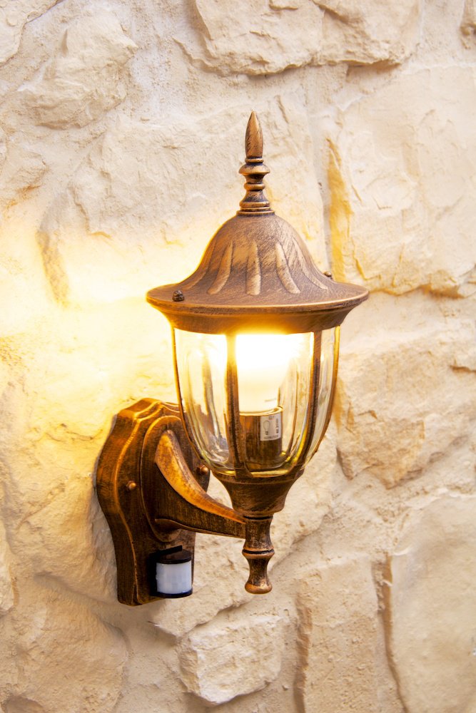 HOFSTEIN Außenwandleuchte Ribadeo mit Bewegungsmelder, Außenwandlampe aus Metall/Glas in Braun-Gold/Klar, moderne Wandleuchte im Retro/Vintage/Landhaus-Design, E27, IP44, Eingangsbereich, Haustür, Hof
