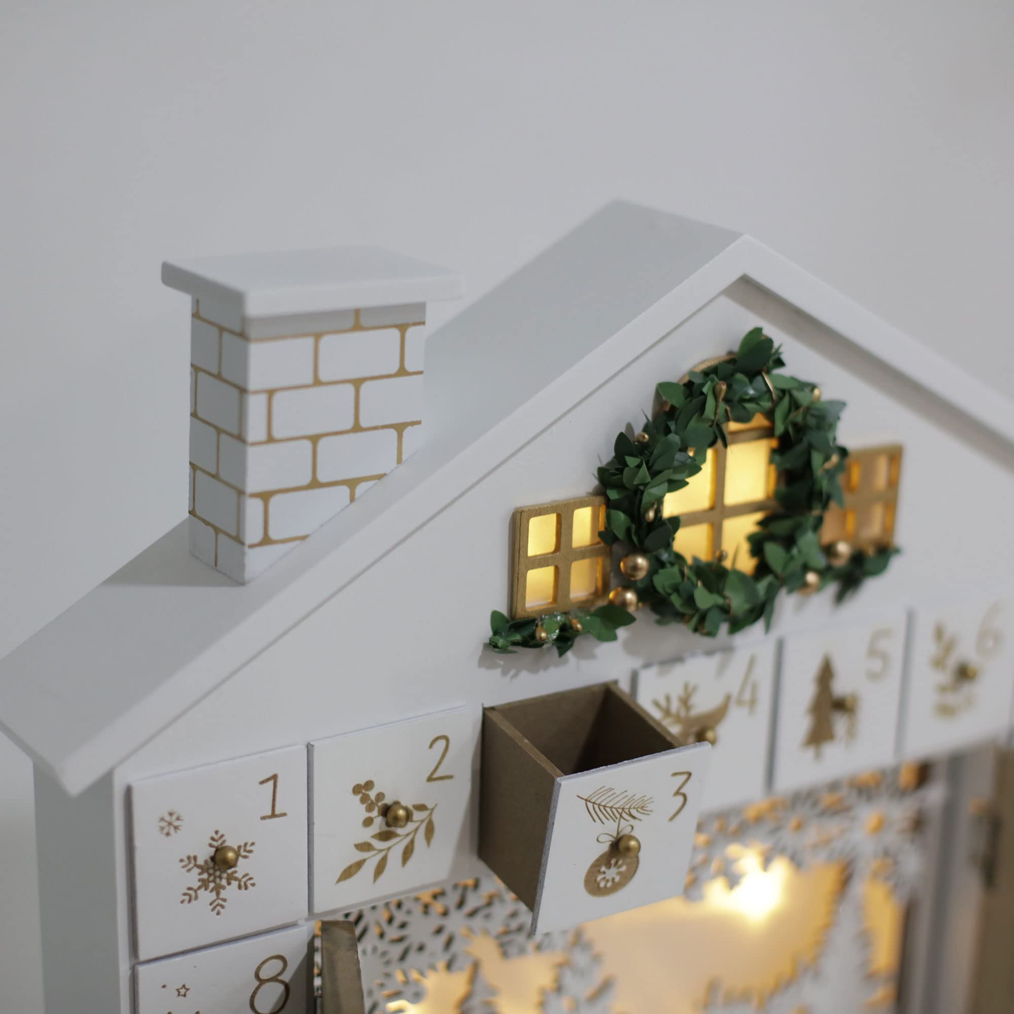 PE Holz Weihnachten Adventskalender Haus mit Jalousien und 24 Schubladen zum Befüllen Weihnachtskalender mit LED-Lichtern Rentier Wald Xmas Geschenke (weiß)