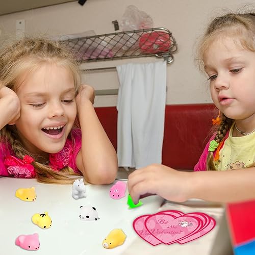 Miniatura 5 de UMEELR Paquete de 28 juguetes esponjosos de San Valentín en corazones con tarjetas, lindos mochi aprietan regalos para el día de San Valentín,