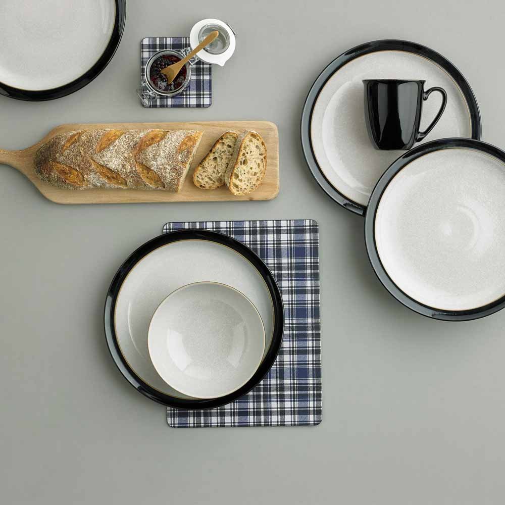 Denby - Elements - Set di 4 piatti medi neri, lavabili in lavastoviglie e adatti al microonde, 22 cm, stoviglie in ceramica nera e bianca, piatti da pranzo resistenti a scheggiature e crepe
