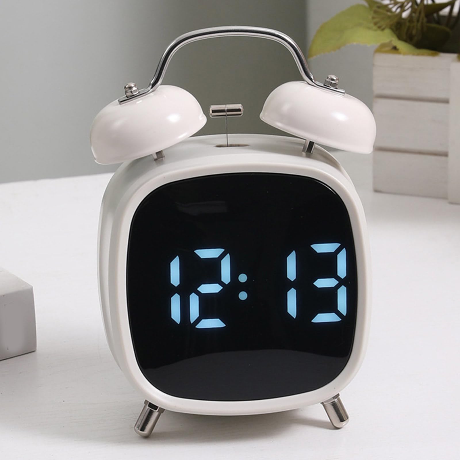 Reloj despertador digital de doble campana, alarmas de escritorio, pantalla regulable, fácil de leer, diseño de sonido progresivo, reloj despertador digital retro