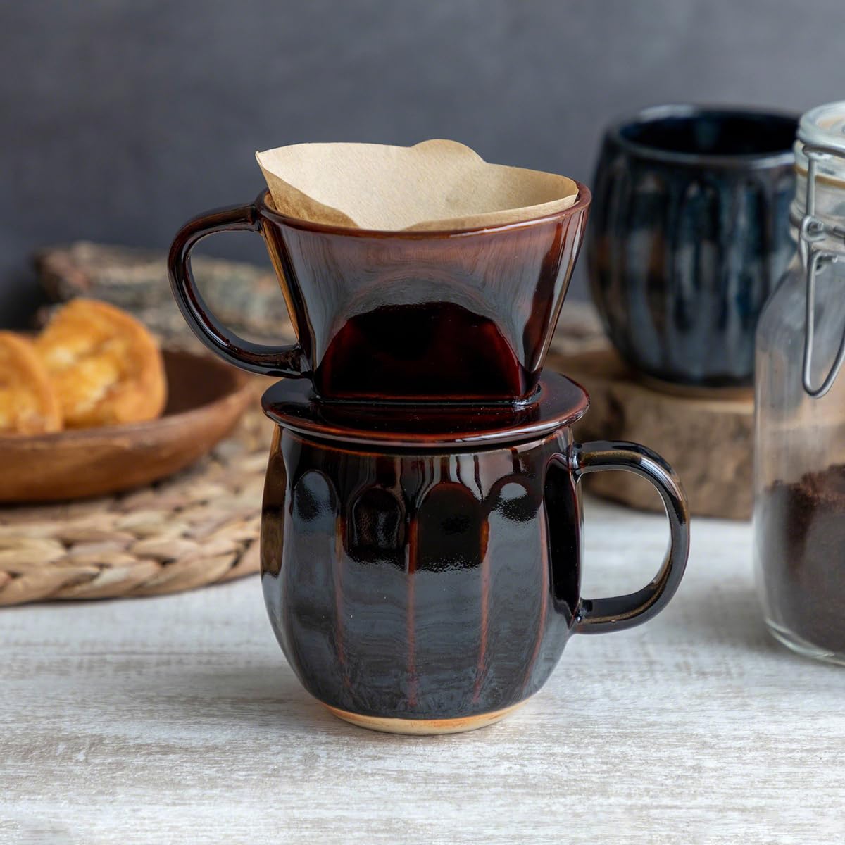 Asayu Japan Keramik Kaffeeaufguss-Set in Schokoladenbraun mit Papierfilterhalterung und Dripper mit 3 Löchern für Kaffee und Tee (Zubehör Keramiktasse)