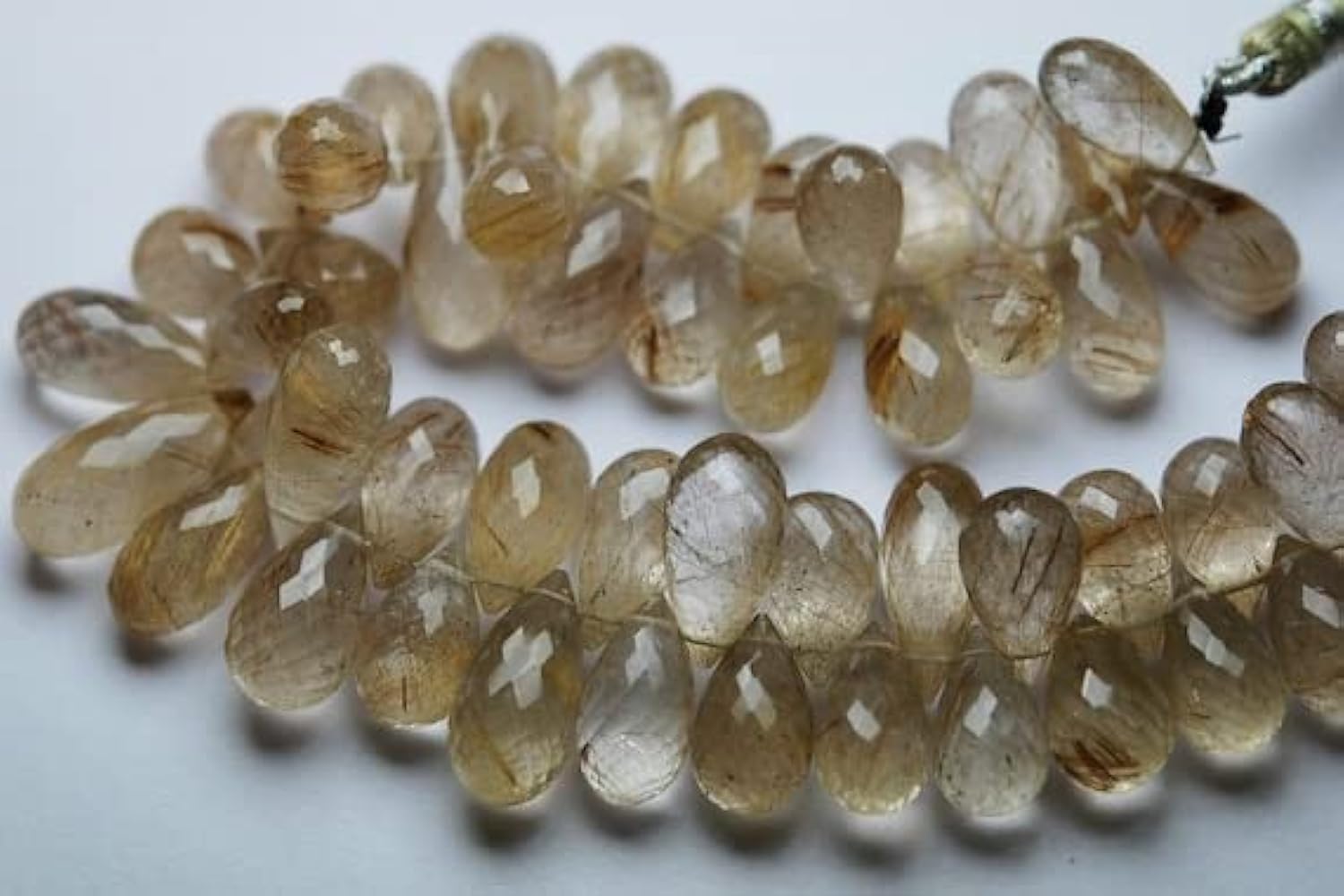 Quartz rutilé doré briolettes poires pour remplacer vos perles ternes par des gemmes lumineuses