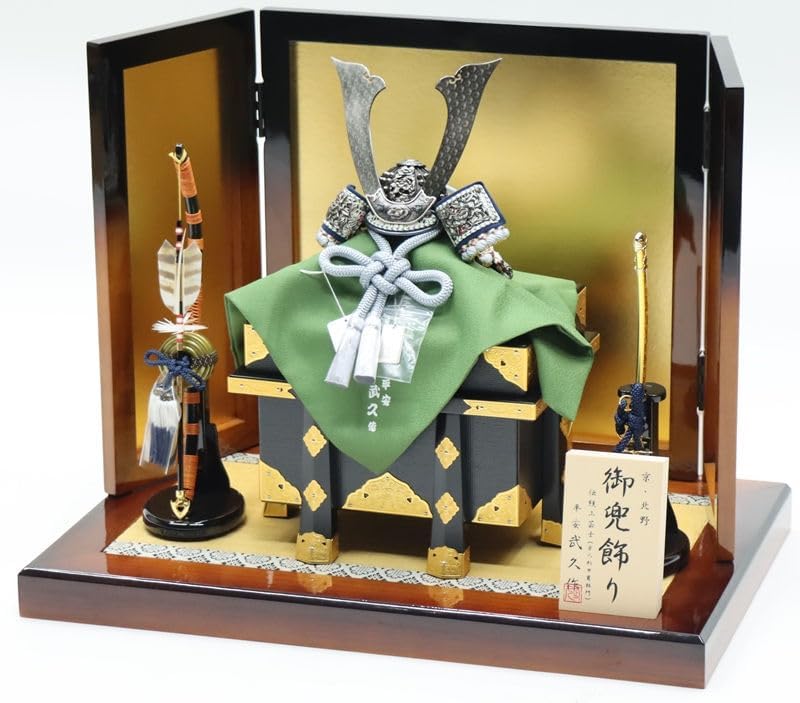 伝統的な五月人形 金色の武士