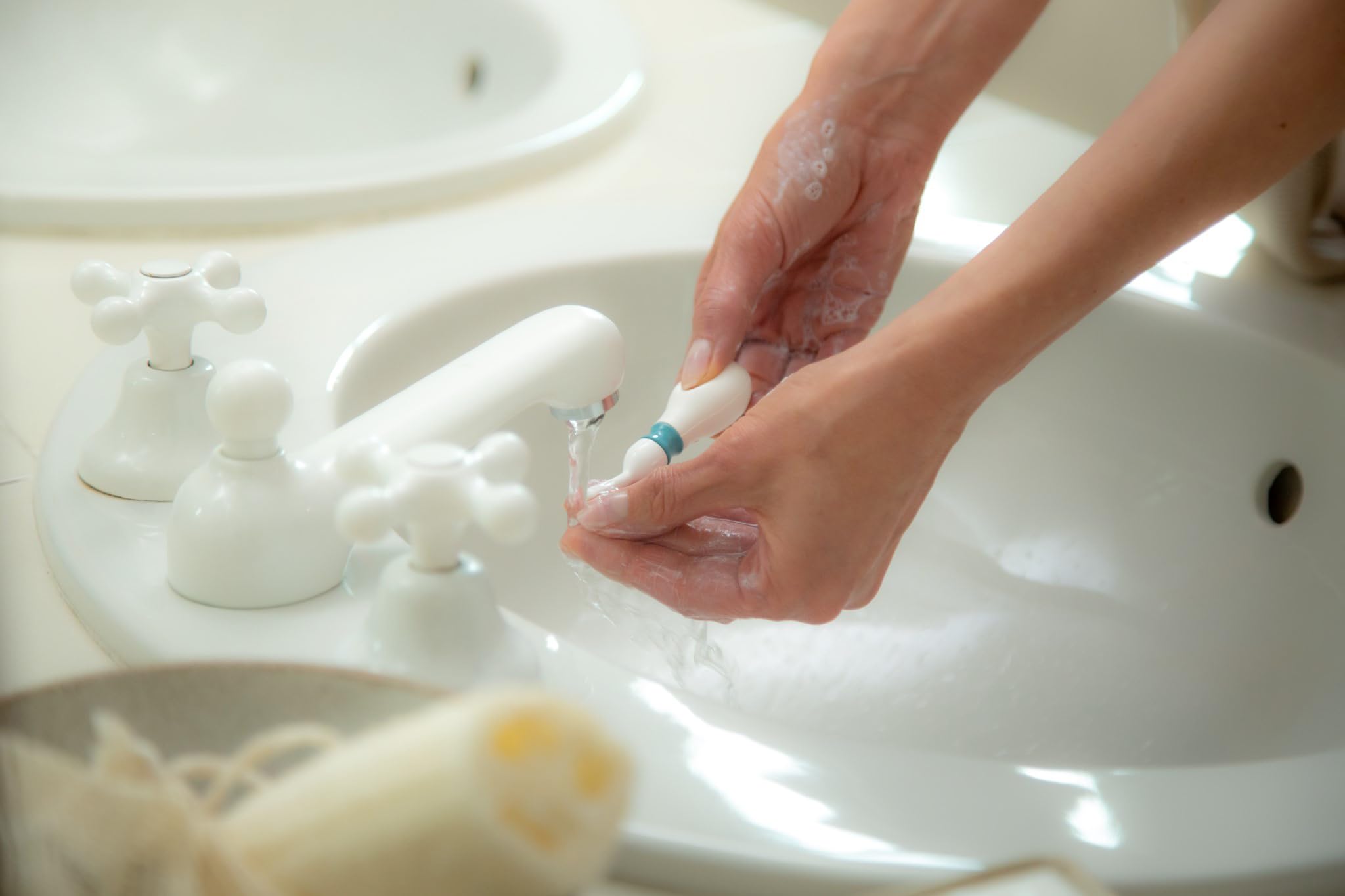l'innovativo dispositivo brevettato per una pulizia delle orecchie sicura, efficace ed eco-sostenibile. Riutilizzabile, garantisce un’igiene auricolare superiore a casa e in viaggio.