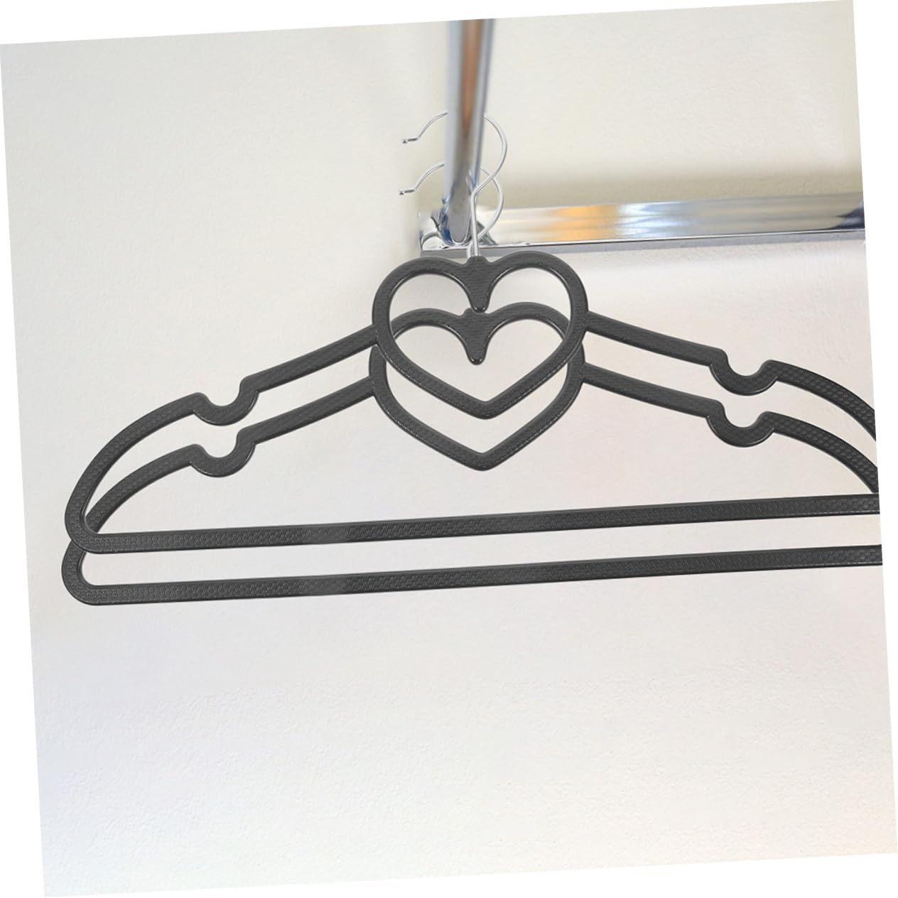 Grucce a Cuore Nere in Plastica 20 Pezzi Antiscivolo | Riutilizzabili, Design Moderno e Sottile, Formato 40x23x0, 6 per Ordine Pratico