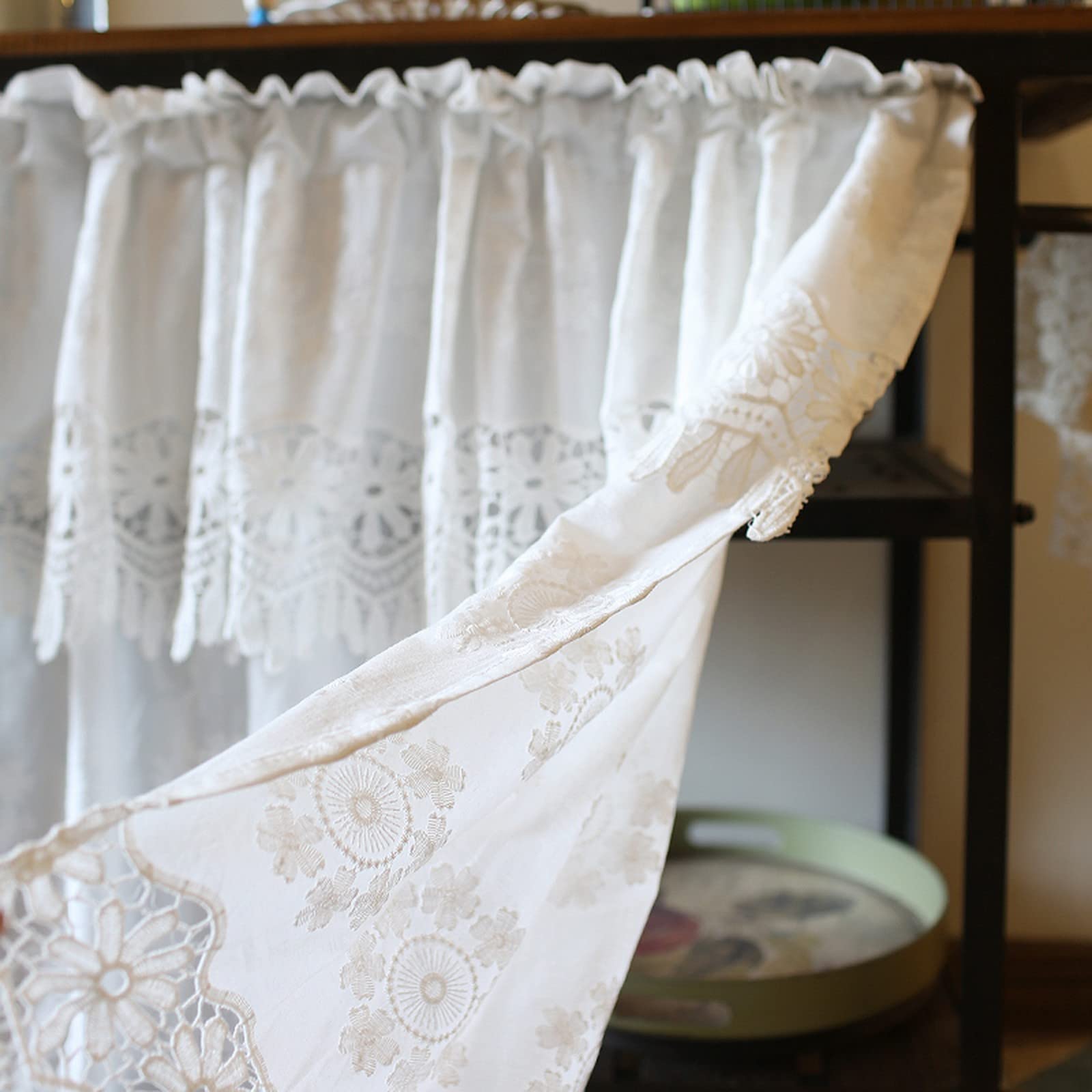 Petit rideau de fenêtre en dentelle florale en coton texturé blanc rustique pour cuisine, café, voilage pour décoration d'intérieur, style bistrot.