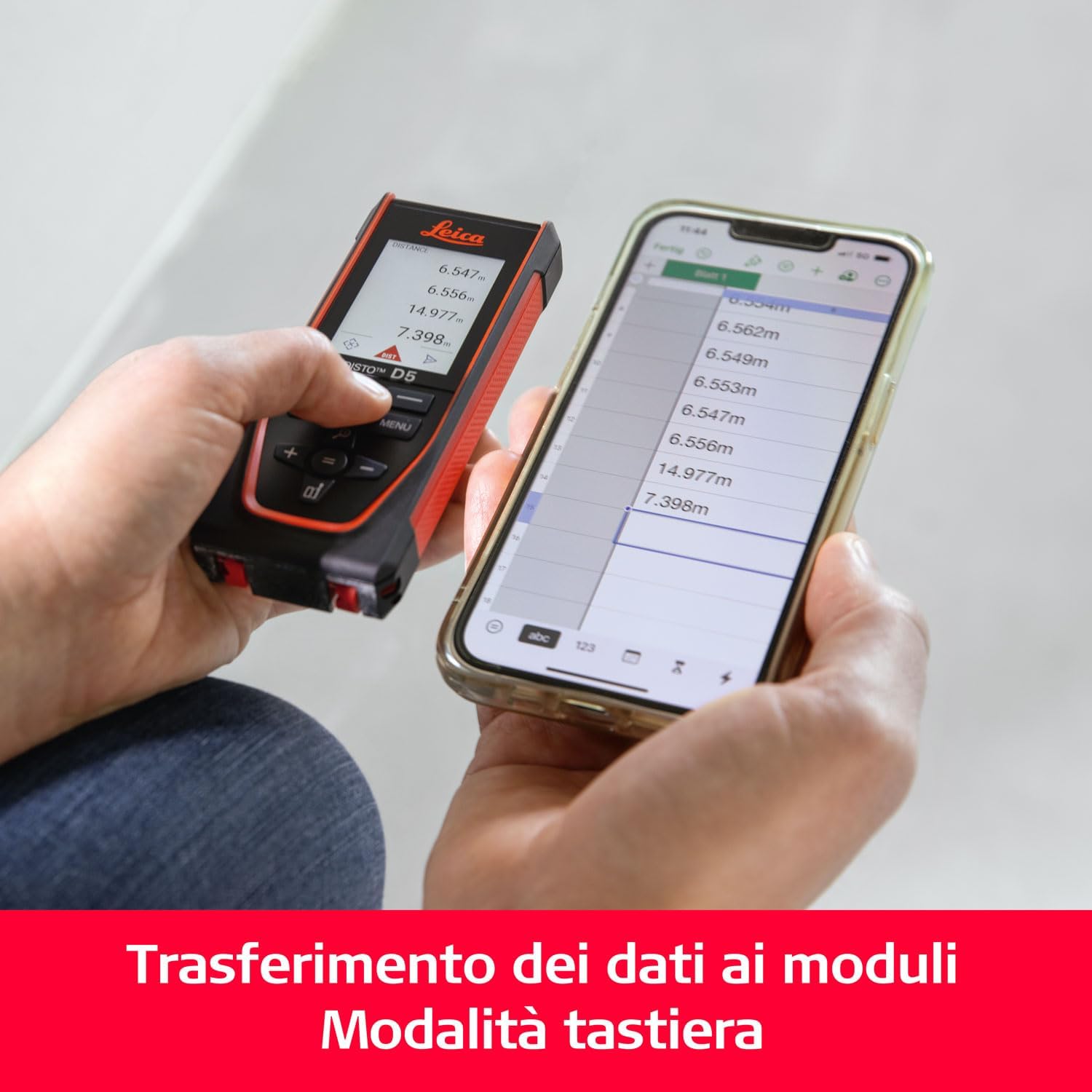 Leica Disto D5 connected via Bluetooth to a smartphone, displaying measurement data transfer.