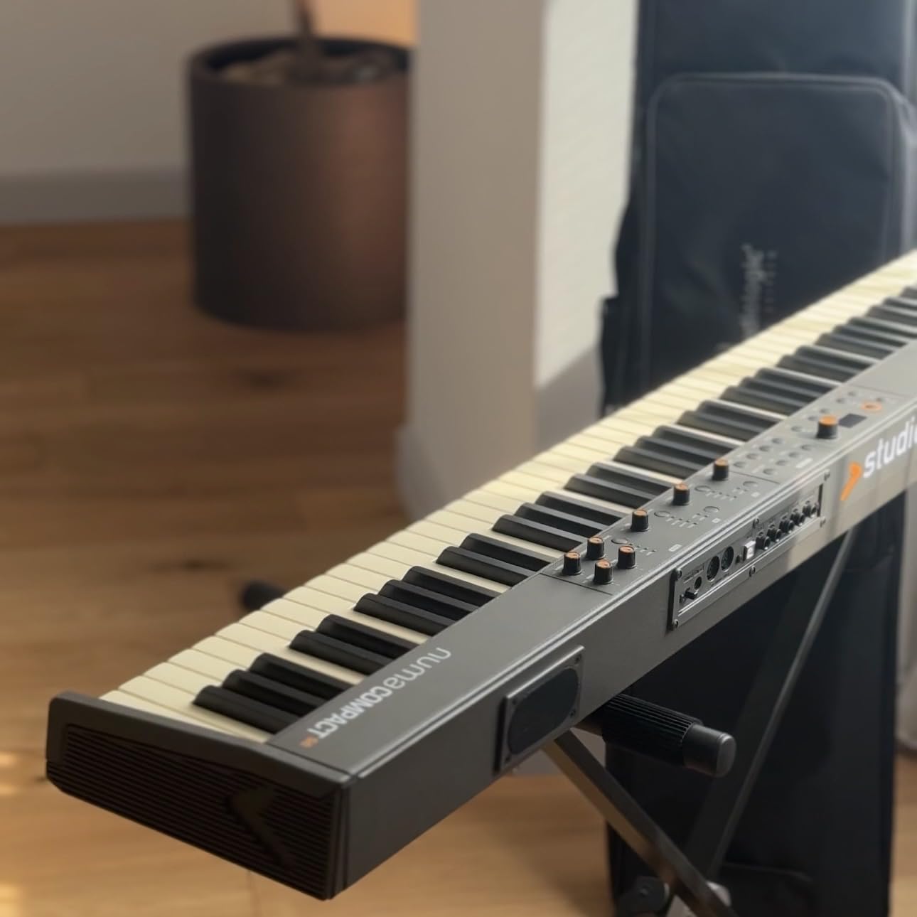 Amazon | Studiologic NUMA COMPACT SE 軽量 88鍵盤 スピーカー内蔵